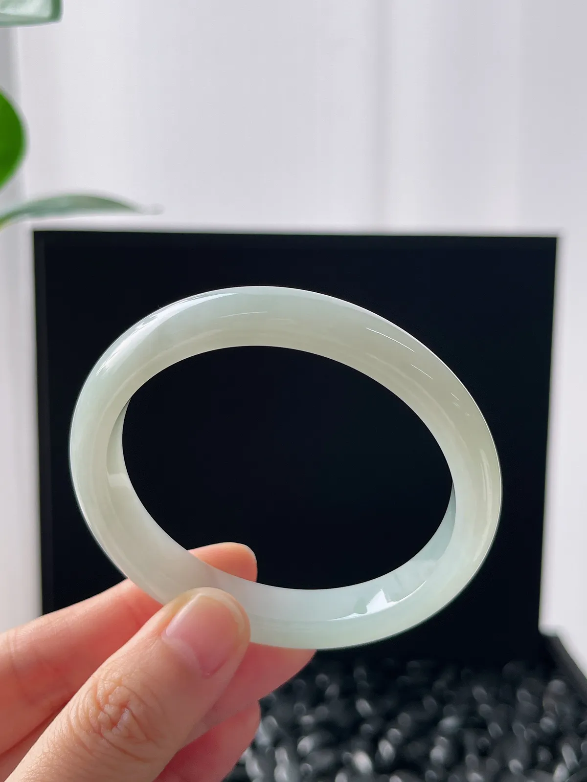 贵妃镯53.7圈口，翡翠冰糯种白色手镯 有胶感