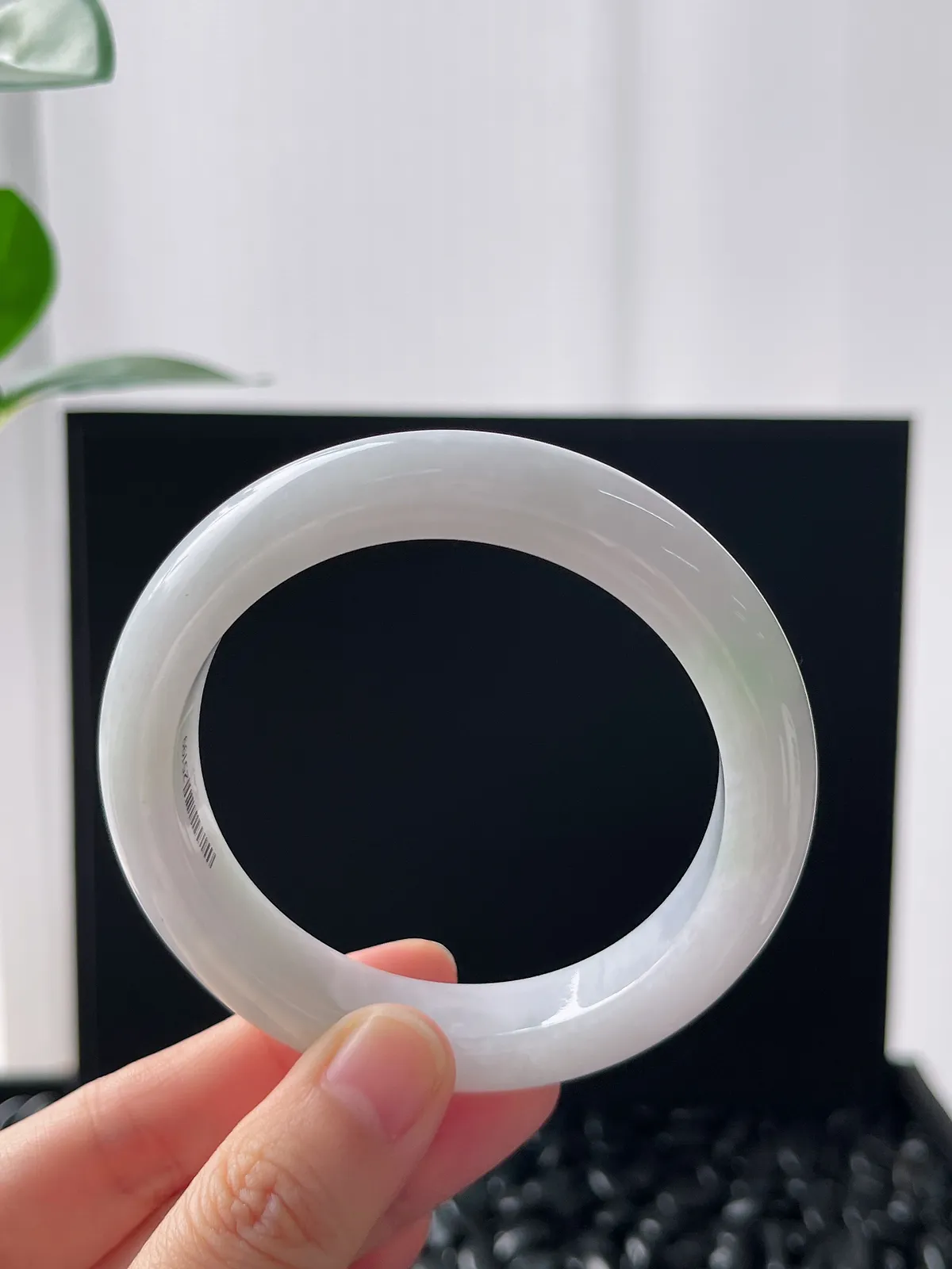 正圈55.8圈口，翡翠糯化种飘绿手镯