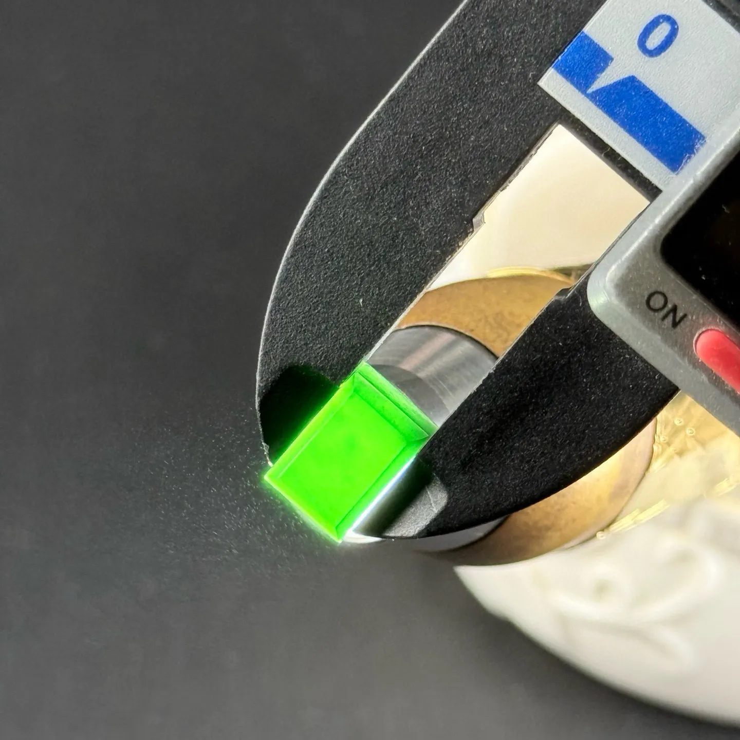 精品墨翠小长方戒面一枚 种好色正 黑度极好 打灯通透 油性十足