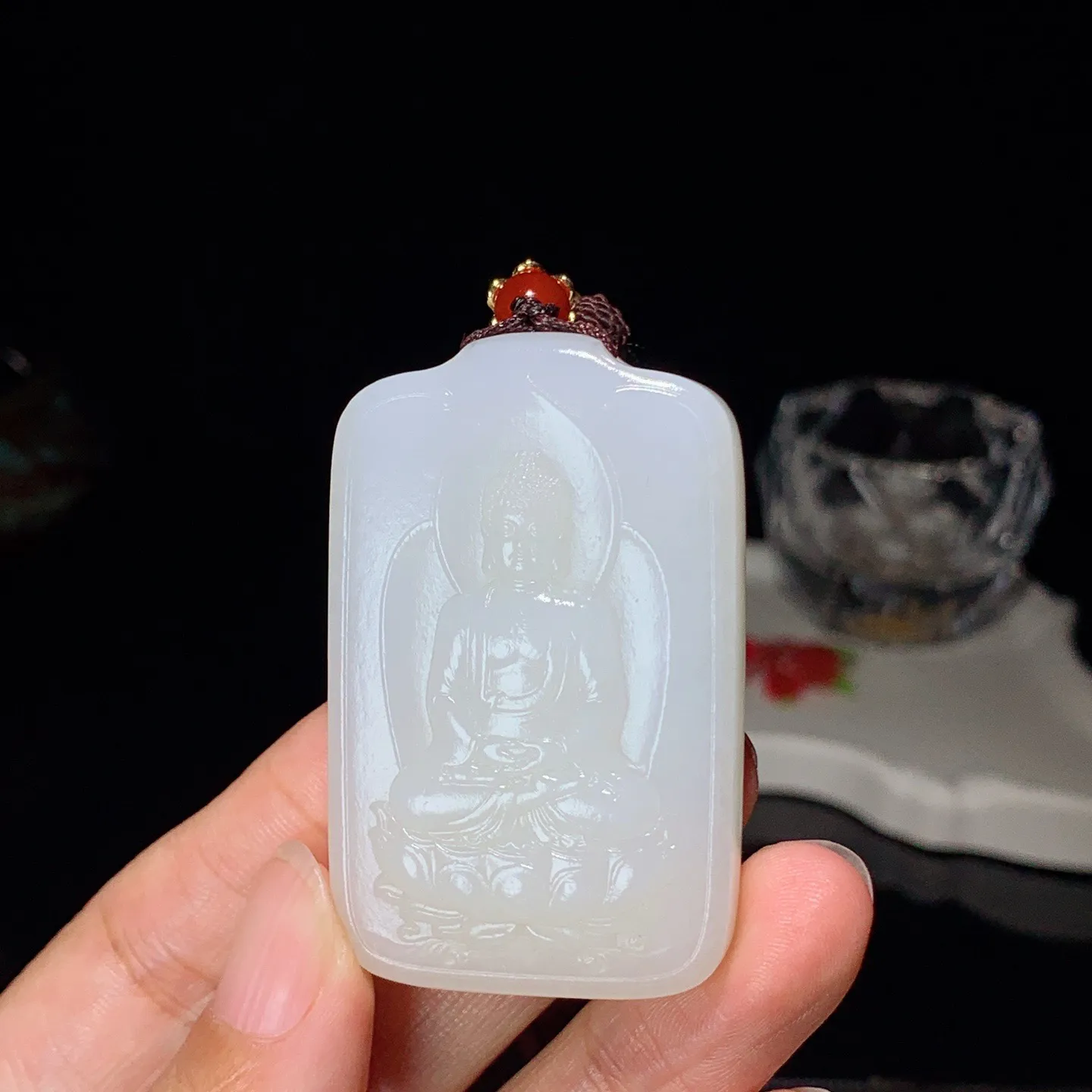 和田玉白玉羊脂白阿弥陀佛牌子挂件。尺寸53/34/11重45.5克 白度一级。无裂无杂 玉质细腻油润 底色纯净 脂粉好，品质好。lt251027
