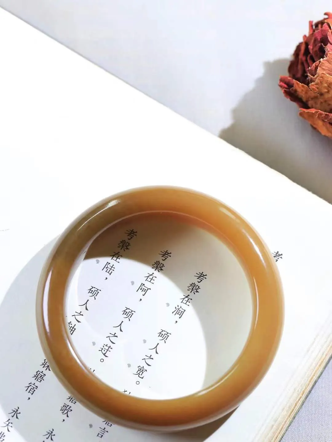 【暖玉生香·手镯】

精品和田玉糖白玉手镯，质地油润细腻，色泽高贵典雅，镯型古朴典雅。在诗情画意的雨巷相遇，你是我腕间的一抹风情，有你眸有深情，清风荡漾湖间静水，我愿俯身低眉，在烟波涟漪处，寻你深情倩影。内径53.5mm尺寸14.5-9.3mm重65.5克fDL-181052800