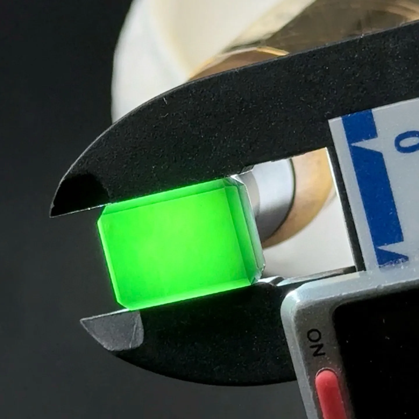 墨翠八角方戒面裸石一枚 种好色正 黑度极好 打灯通透 油性十足 尺寸15.4