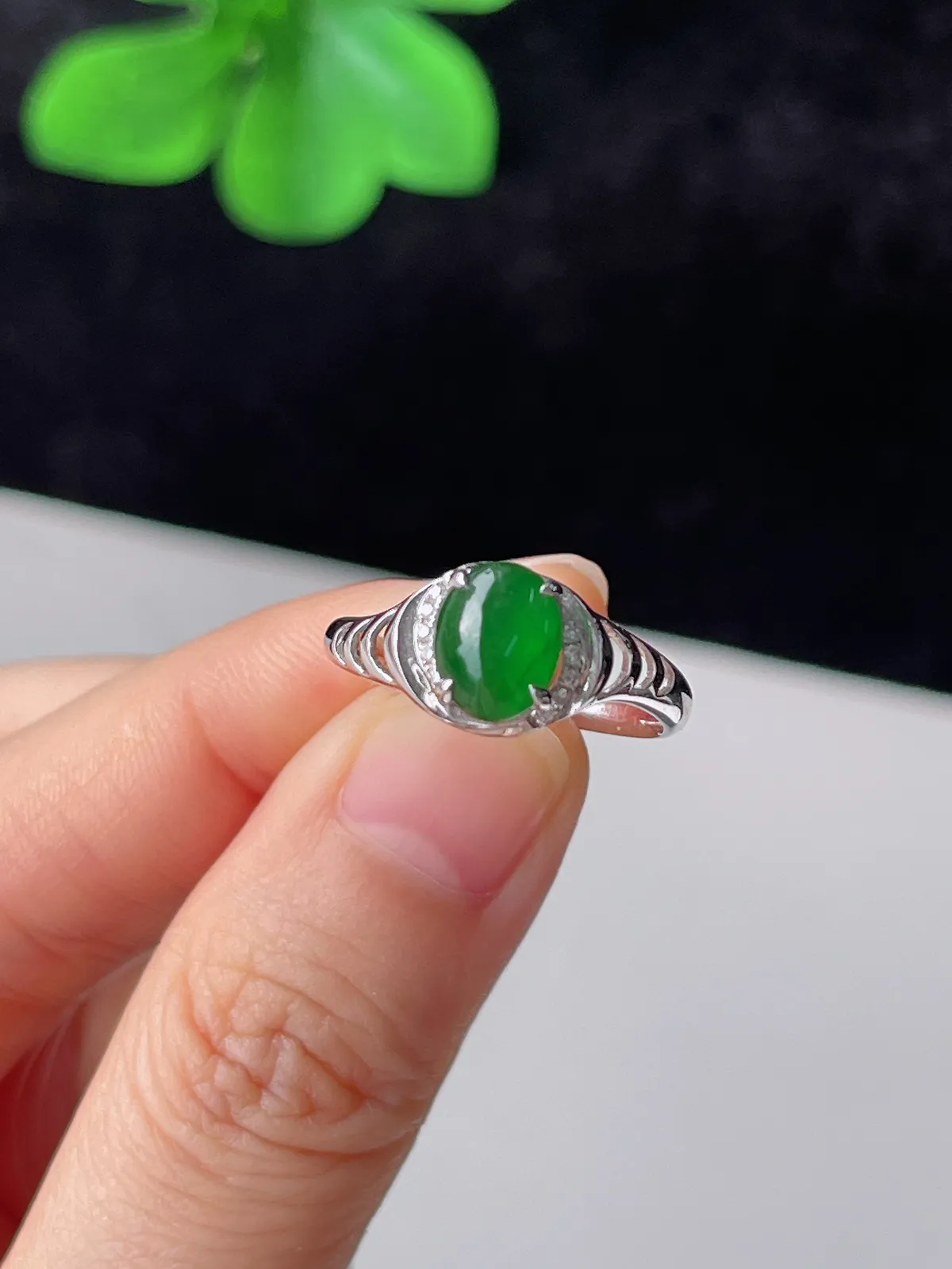 翡翠冰糯种绿色戒指，印记：Au750,伴钻石