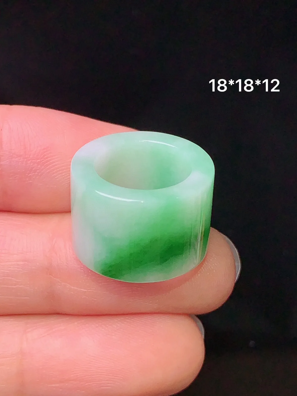 #专拍链接，飘绿路路通吊坠 玉质细腻 色泽清新艳丽 整体尺寸18*18*12