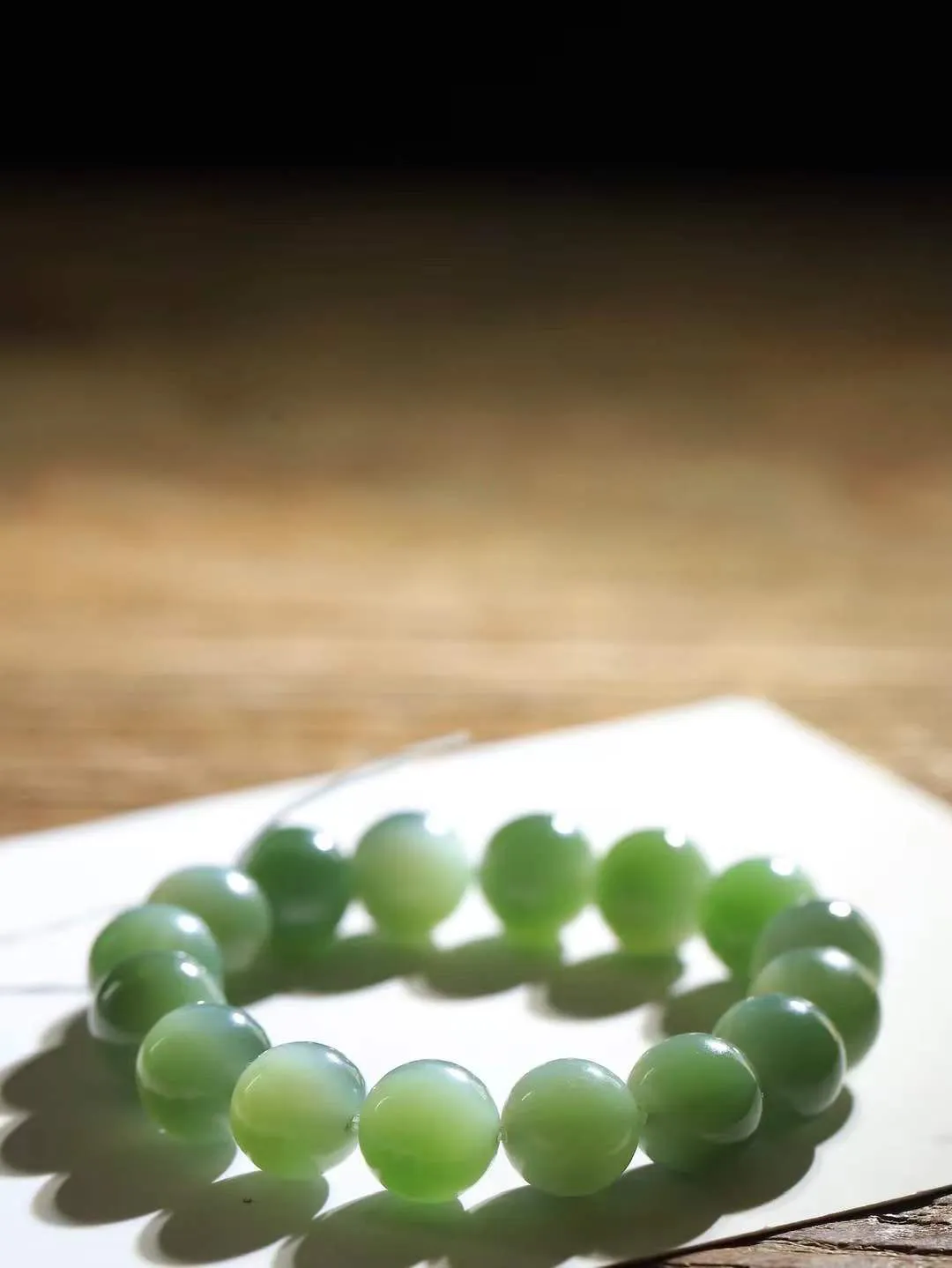 【珠圆玉润.手串】

精品和田玉碧玉猫眼珠圆玉润手串 玉质温润细腻  整串打磨圆润，佩戴舒适。珠珠落玉盘，间关莺语花底滑，一生美好时光，无论身在何处，都有它相伴相守。事事顺遂，幸福美满，吉祥如意。重44.8克   尺寸取一12.3mm   FDL-691072800