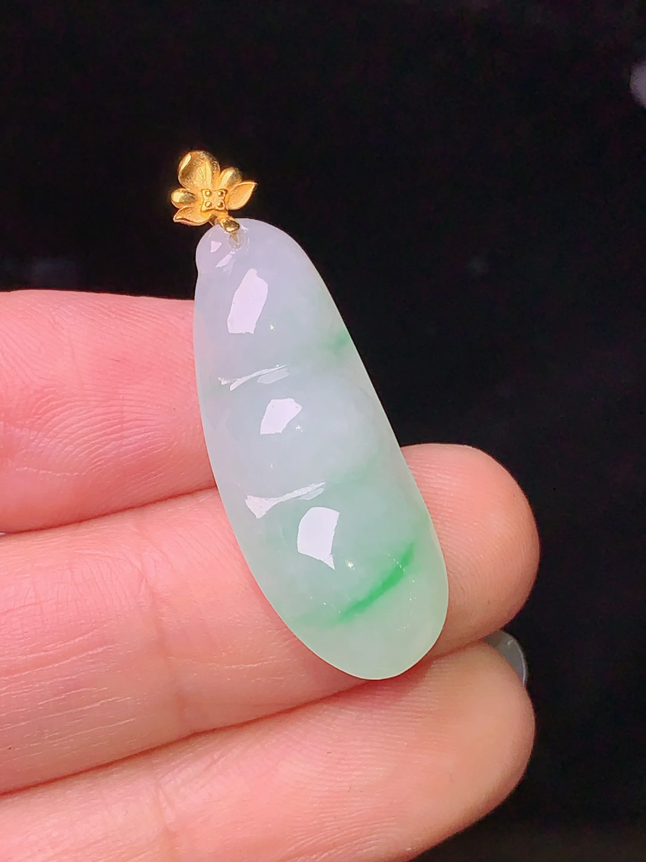 18k金镶嵌飘绿四季豆吊坠 玉质细腻 色泽艳丽 水润亮眼  整体尺寸33*11*6.8