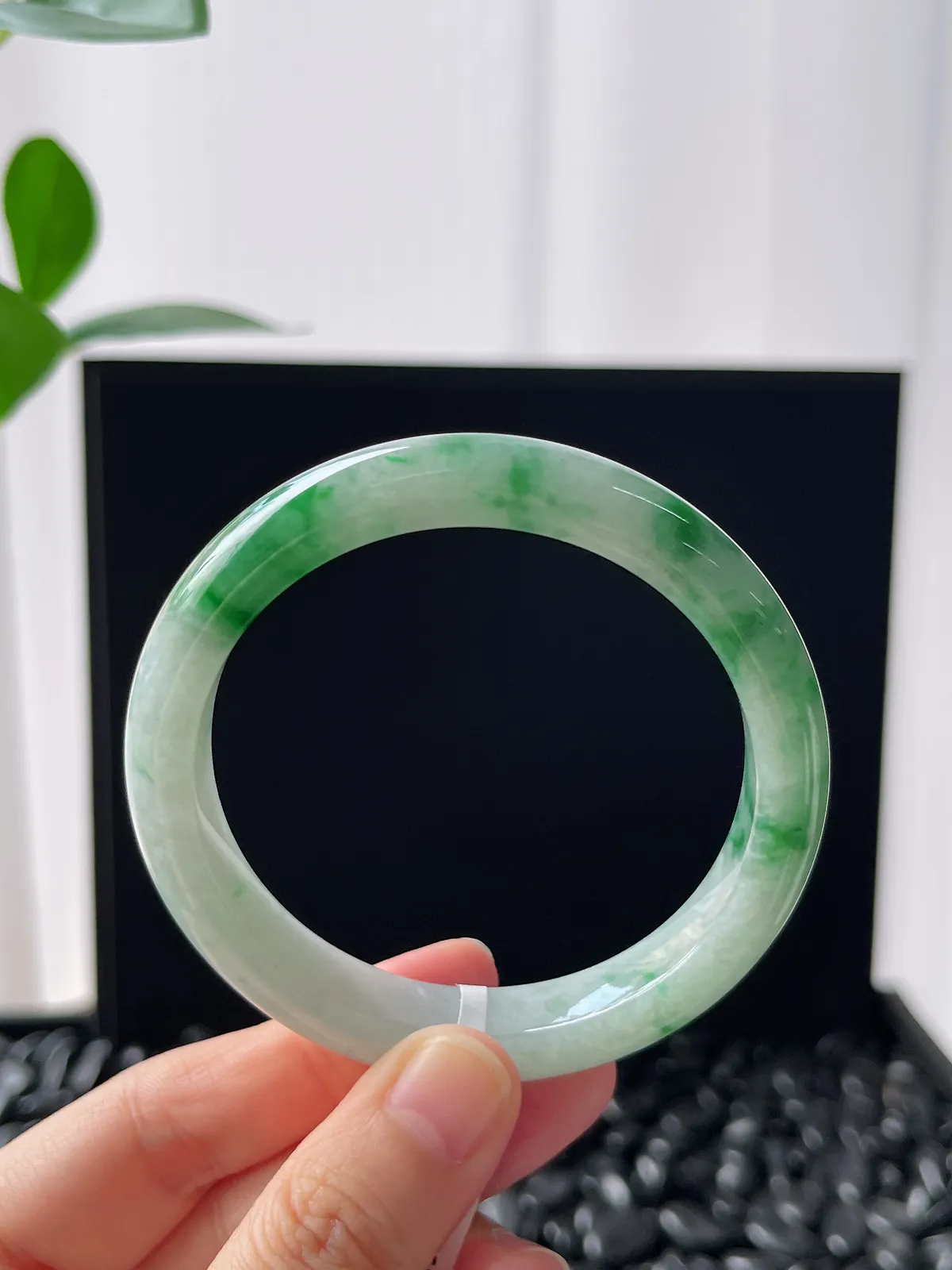 正圈55圈口，翡翠糯化种飘绿手镯