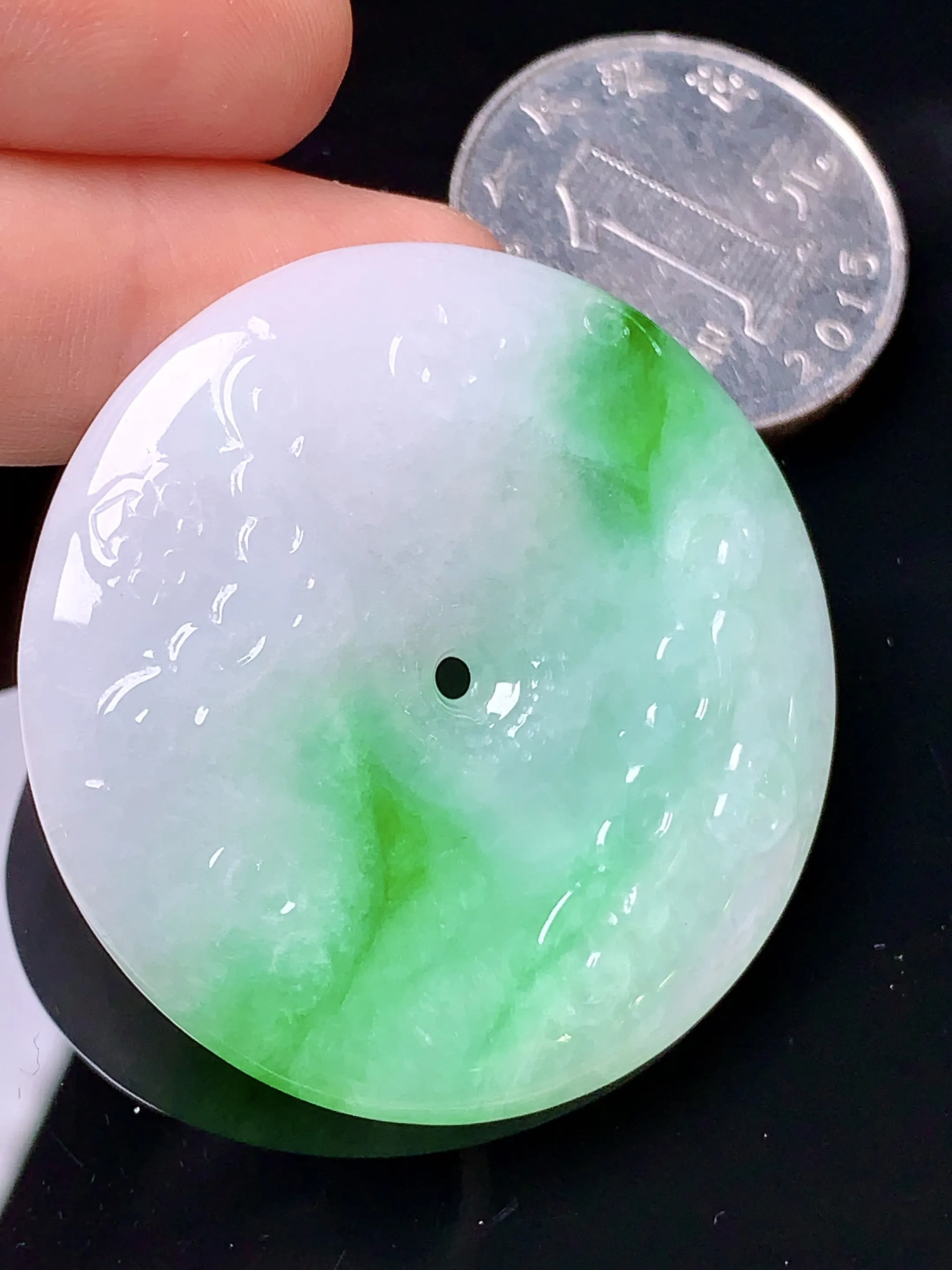 飘绿雕花平安扣吊坠 玉质细腻 色泽艳丽 水润亮眼  整体尺寸39.8*5.8