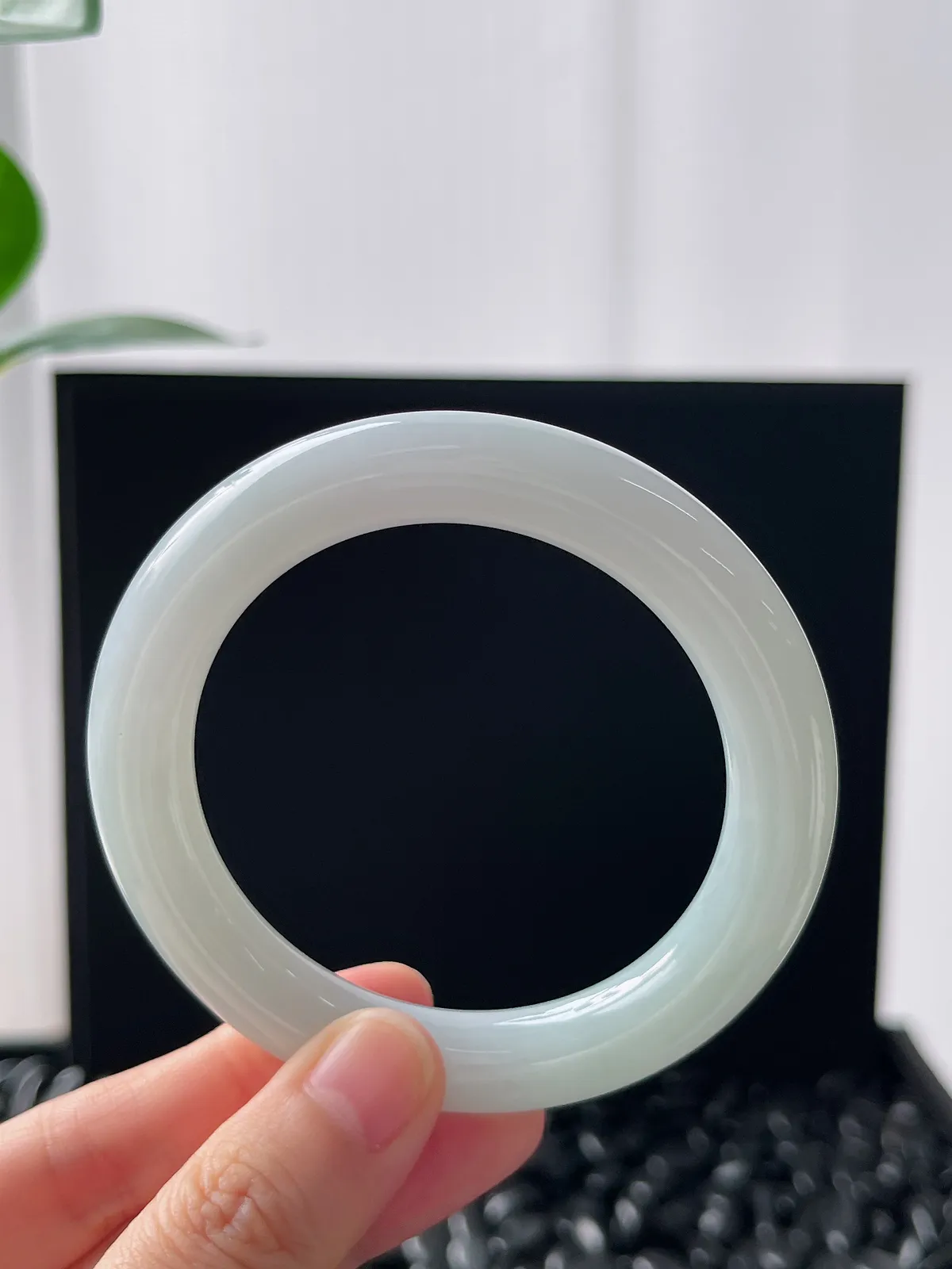 圆镯53圈口，翡翠糯化种白色手镯