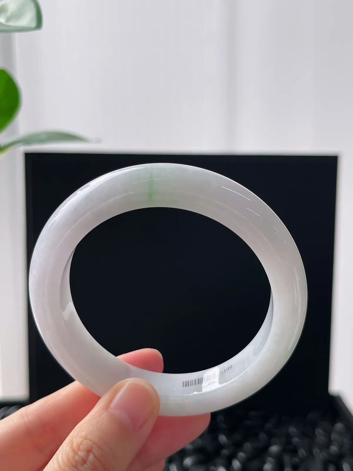 正圈55.8圈口，翡翠糯化种飘绿手镯