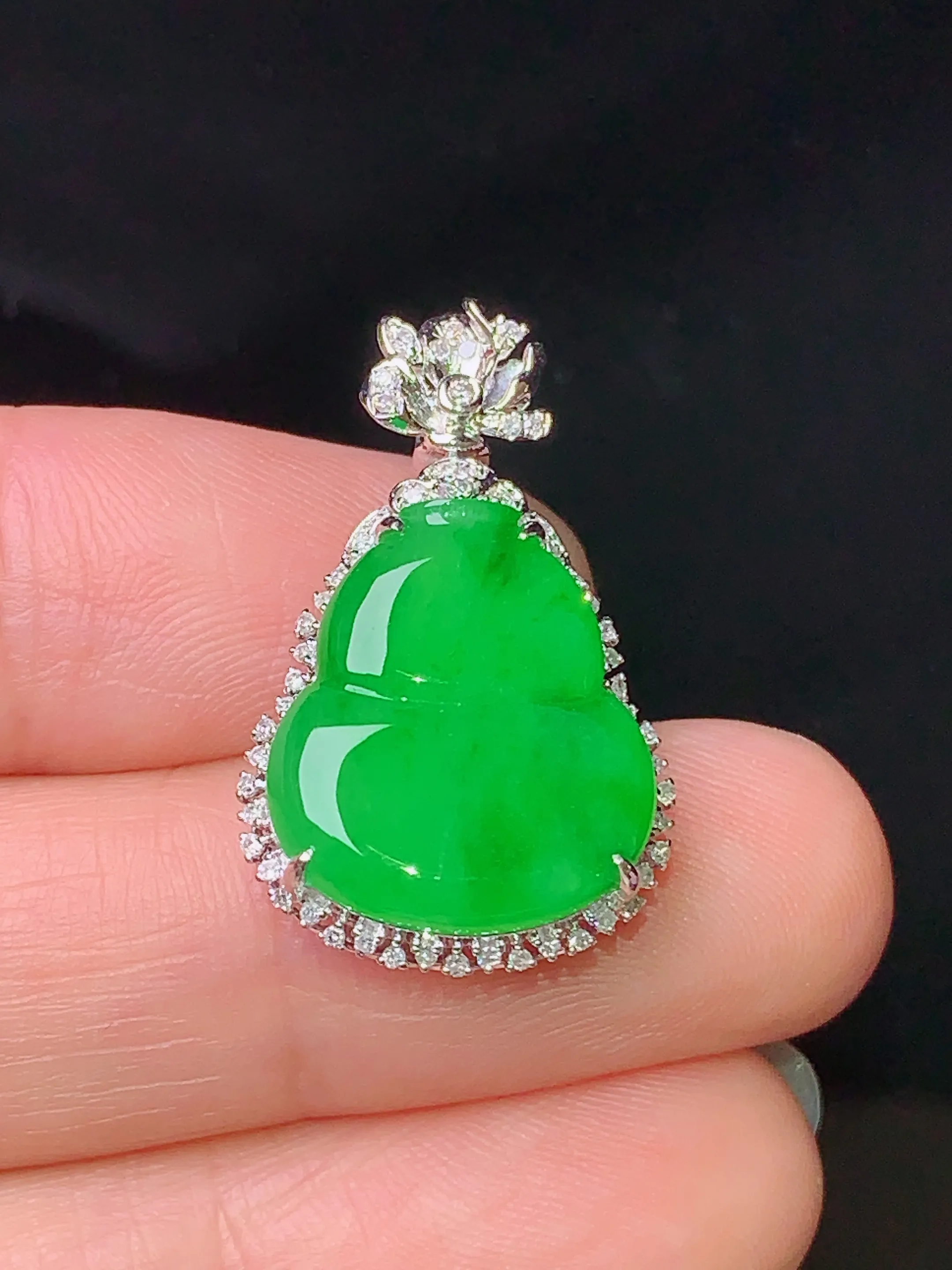 18k金钻镶嵌满绿葫芦吊坠 玉质细腻 色泽艳丽 水润亮眼  整体尺寸26*15.7*7.6