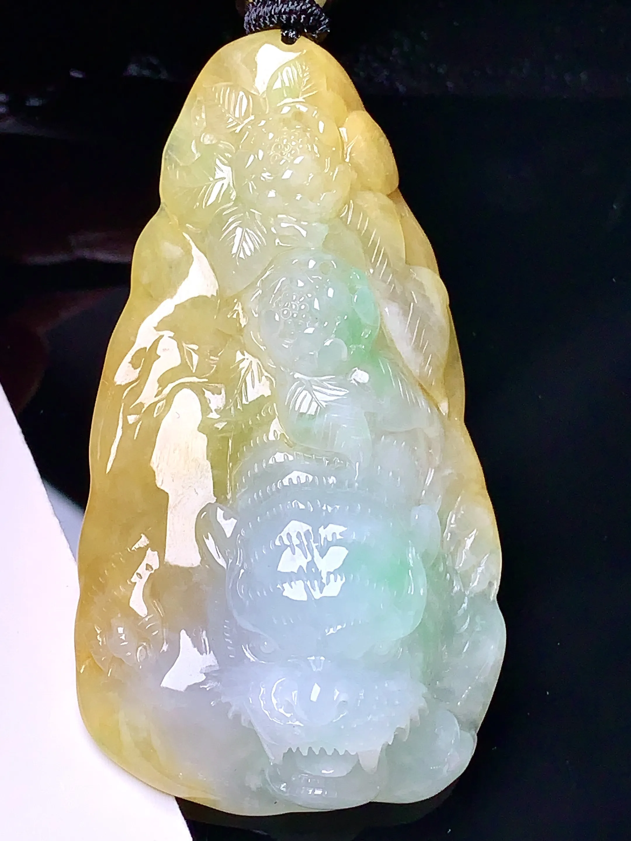 飘黄绿老虎出山吊坠 玉质细腻 色泽艳丽 水润亮眼  整体尺寸66.2*36*13.8