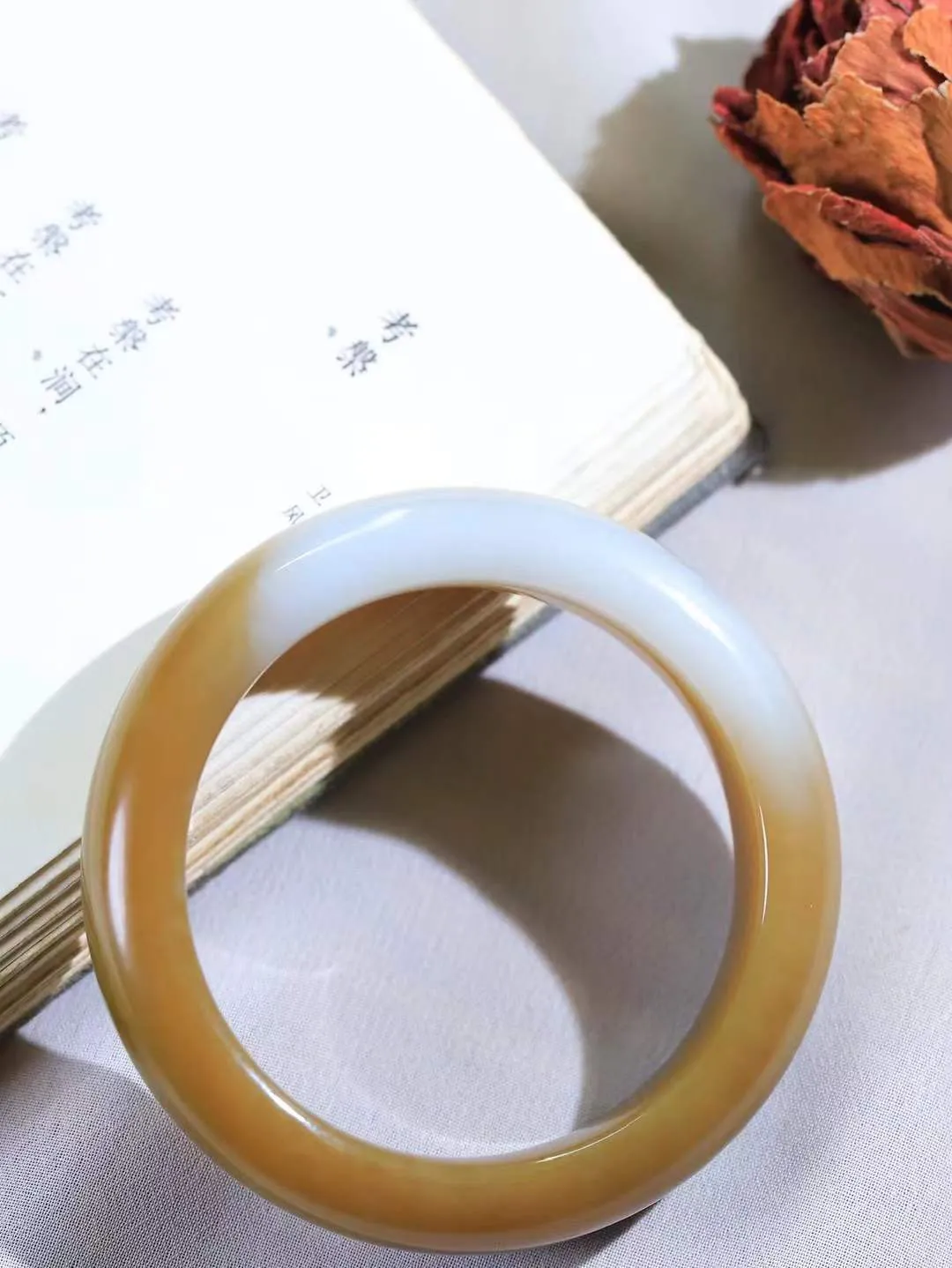 【暖玉生香·手镯】

精品和田玉糖白玉手镯，质地油润细腻，色泽高贵典雅，镯型古朴典雅。在诗情画意的雨巷相遇，你是我腕间的一抹风情，有你眸有深情，清风荡漾湖间静水，我愿俯身低眉，在烟波涟漪处，寻你深情倩影。内径53.5mm尺寸14.5-9.3mm重65.5克fDL-181052800