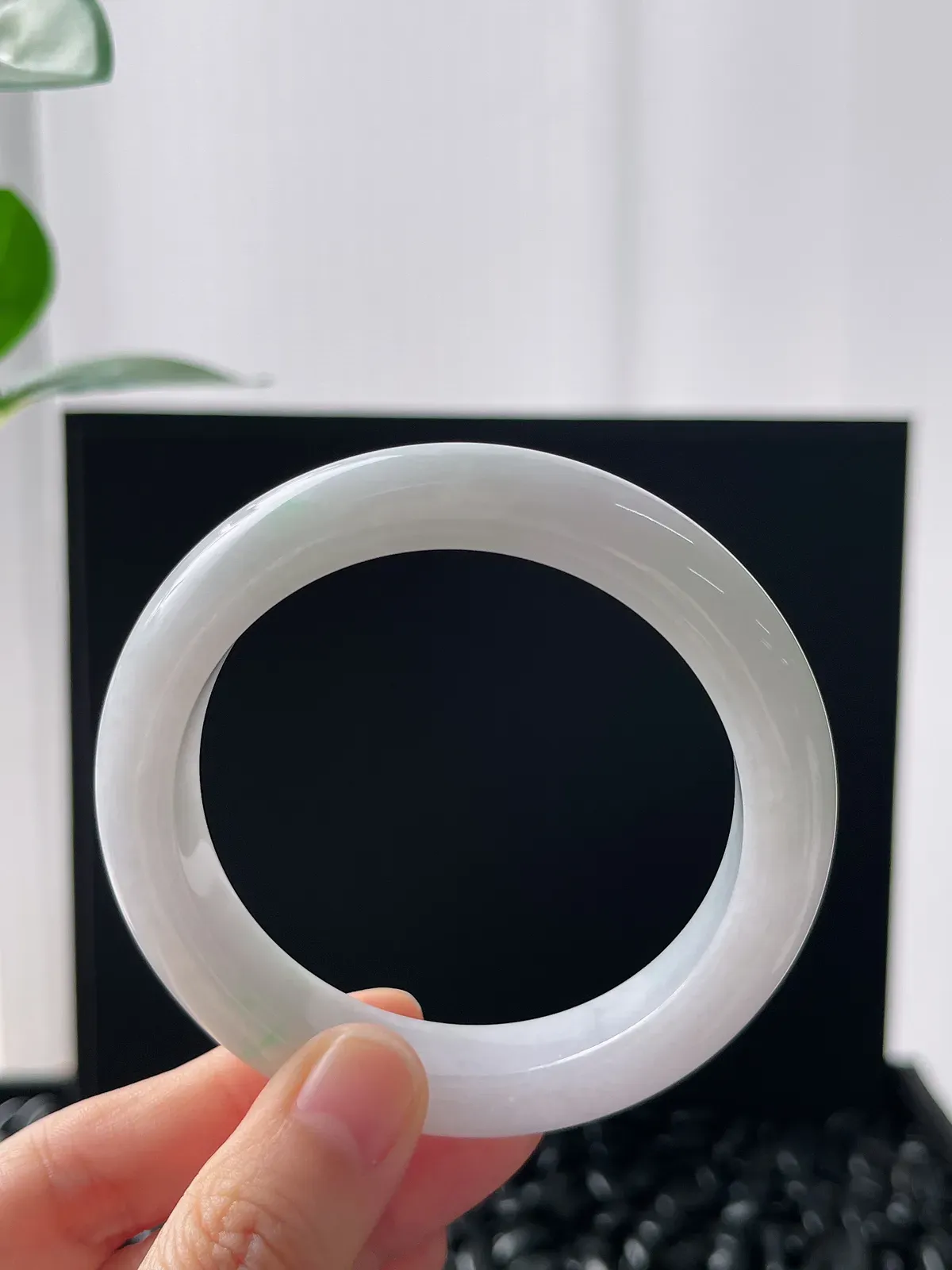 正圈55.8圈口，翡翠糯化种飘绿手镯