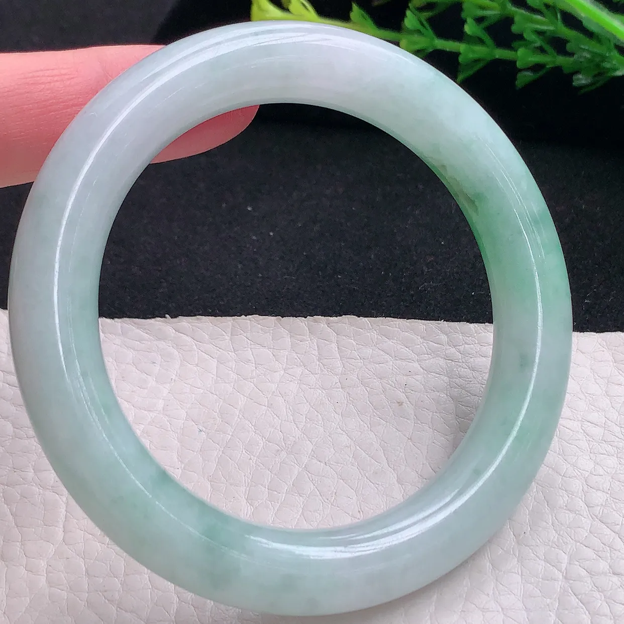 hy自然光57*11*10.7美人镯 天然缅甸翡翠a货飘绿花圆条珠宝玉手镯