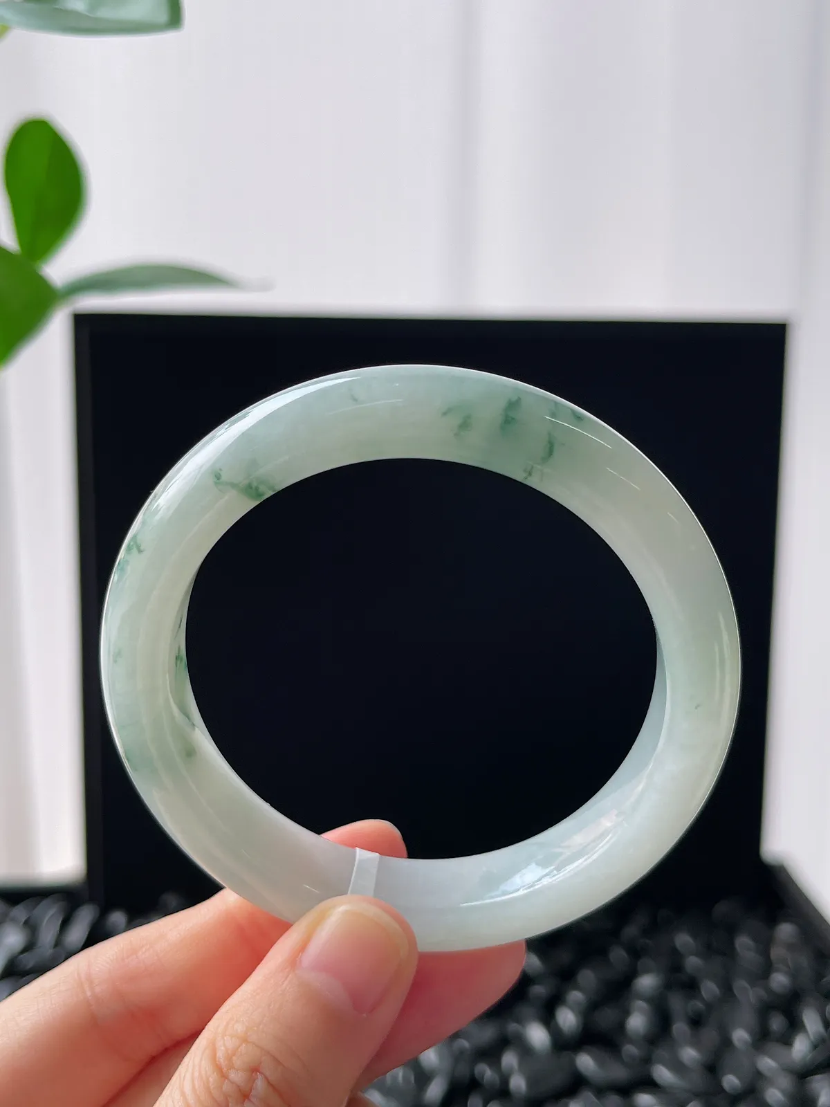 正圈55圈口，翡翠冰糯种飘绿手镯