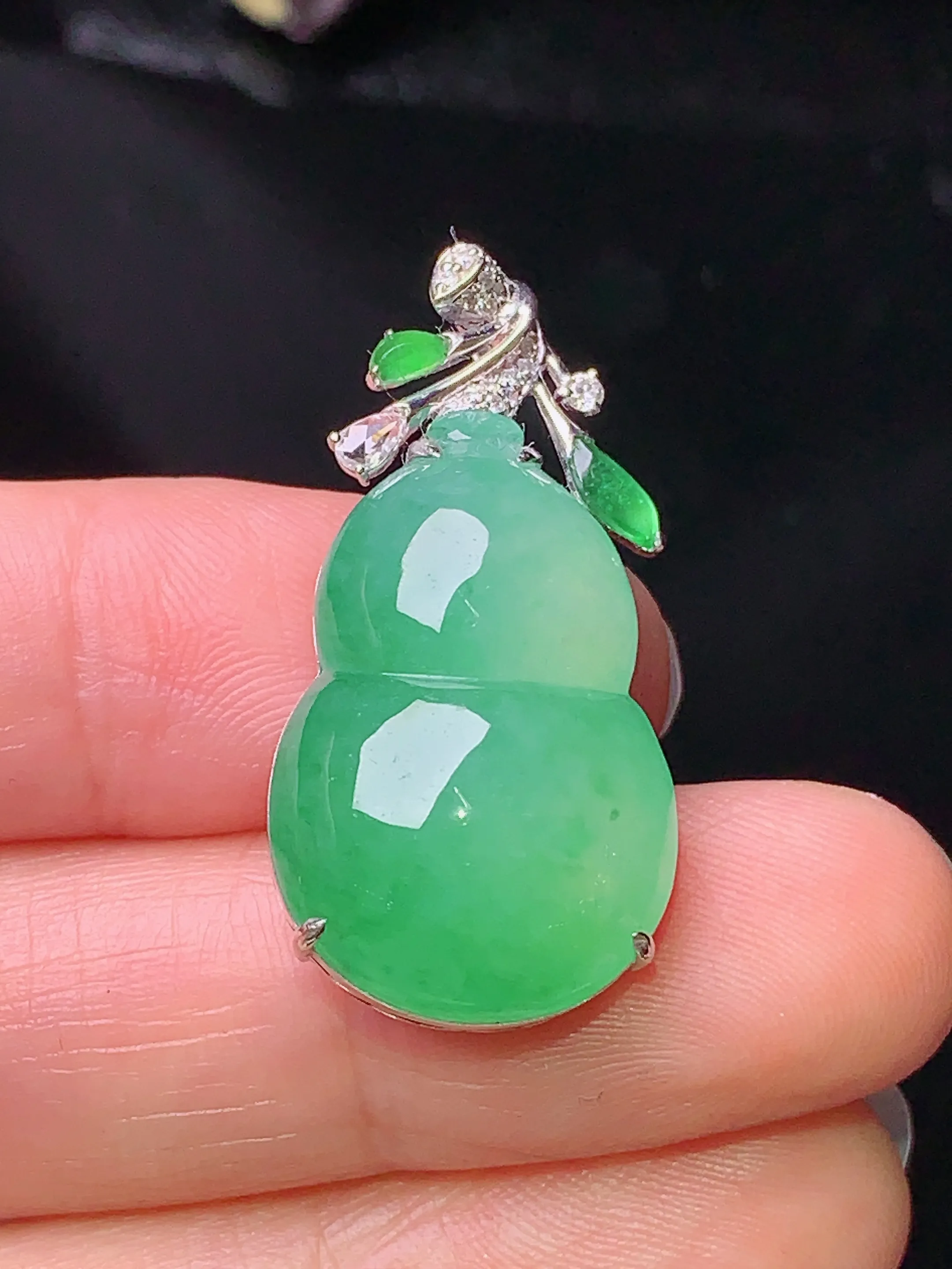 18k金钻镶嵌晴绿葫芦吊坠 玉质细腻 色泽艳丽 水润亮眼  整体尺寸30.6*15.5*8.2