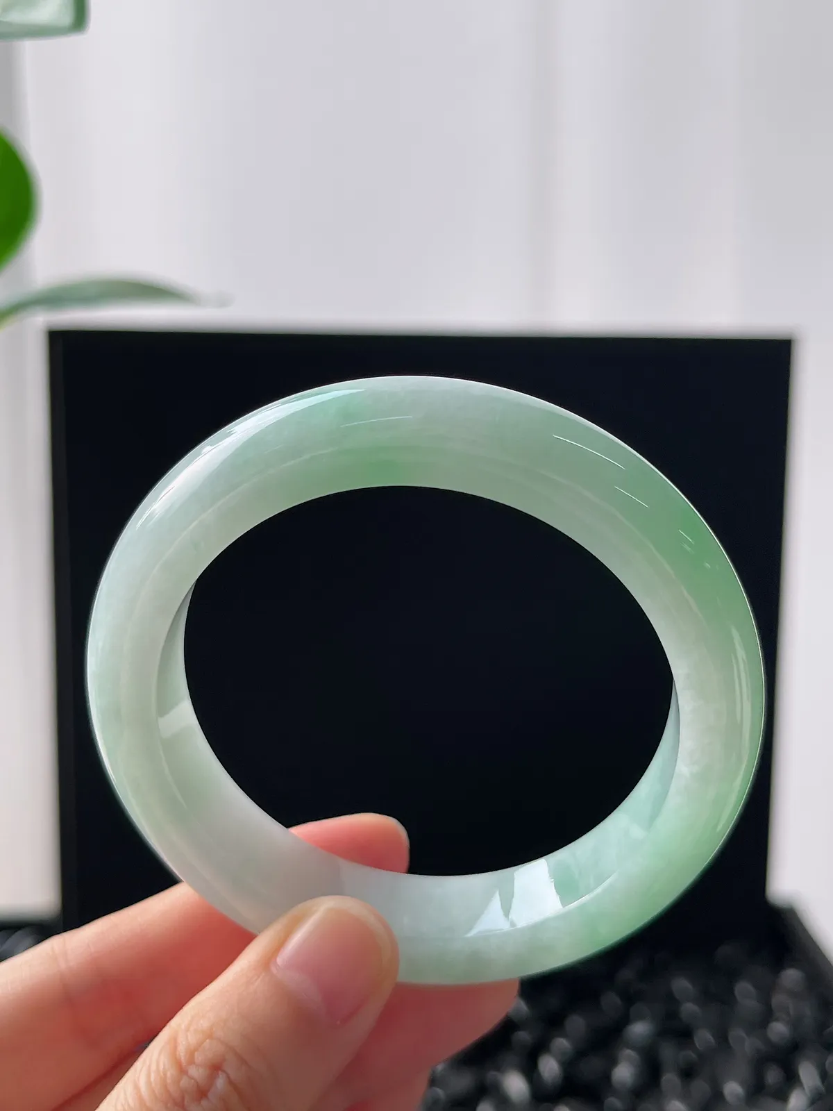 正圈55圈口，翡翠糯化种淡绿色手镯