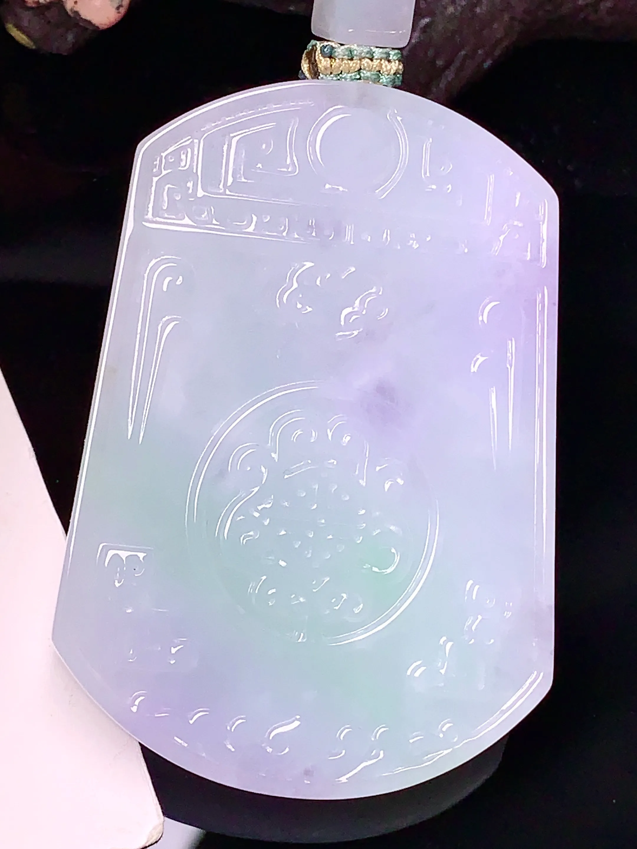 淡春彩雕花无事牌吊坠 玉质细腻 色泽艳丽 水润亮眼  整体尺寸52*36*5.6