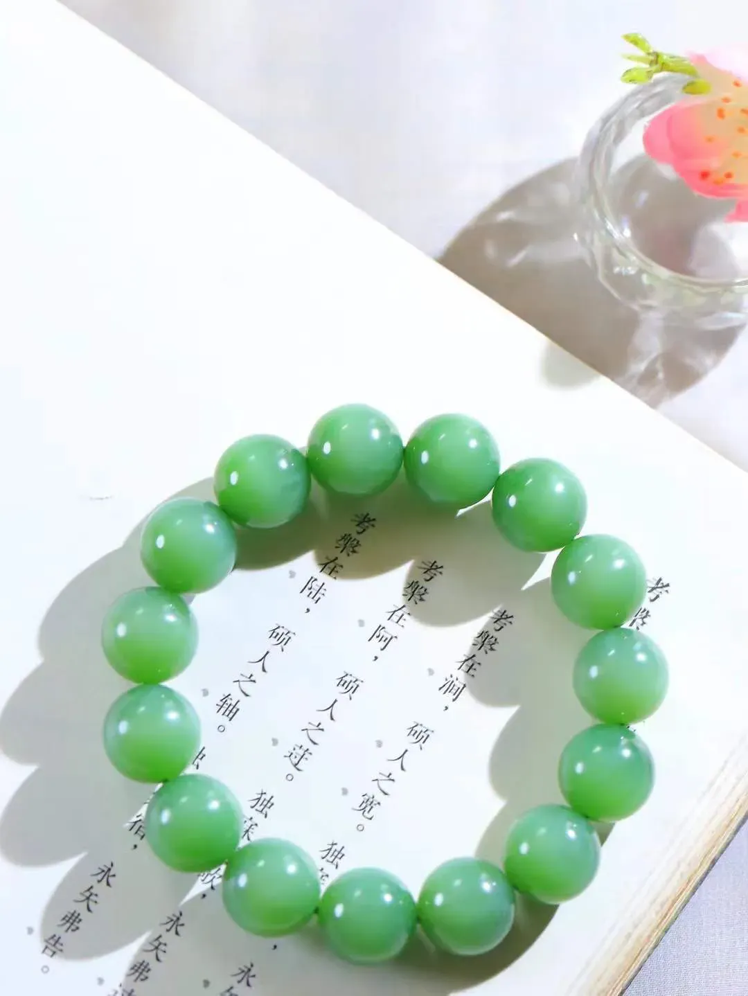 【珠圆玉润.手串】

精品和田玉碧玉猫眼珠圆玉润手串 玉质温润细腻  整串打磨圆润，佩戴舒适。珠珠落玉盘，间关莺语花底滑，一生美好时光，无论身在何处，都有它相伴相守。事事顺遂，幸福美满，吉祥如意。重62.5克 尺寸取一13.8mm  FDA-221082833