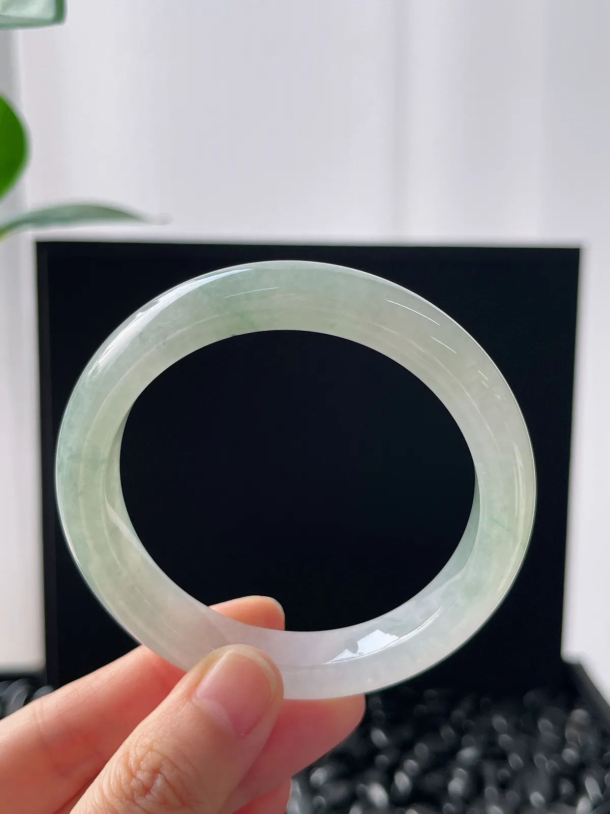 正圈55圈口，翡翠冰糯种浅绿色手镯