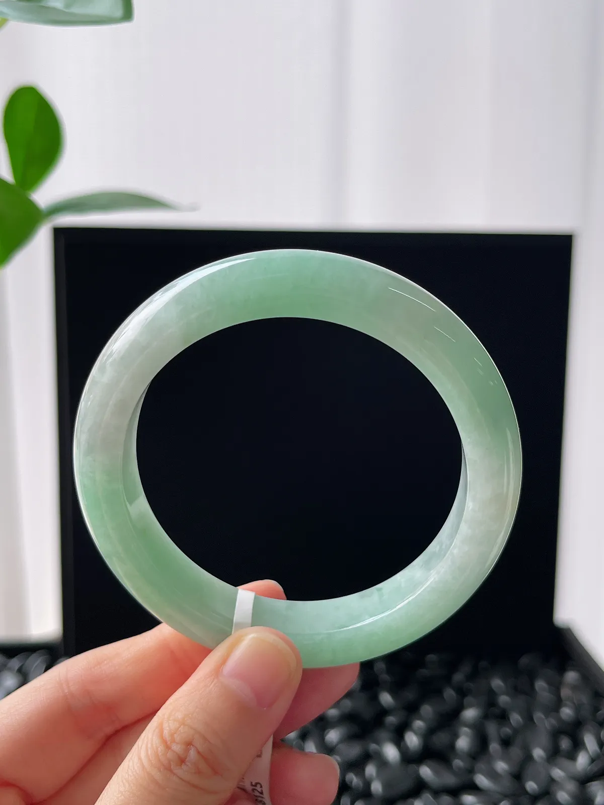 正圈56圈口，翡翠糯化种淡绿色手镯