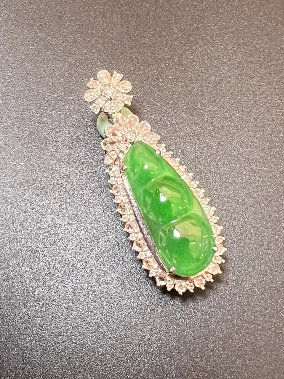 满绿福豆种好，饱满，整体尺寸37.8*14.6*12.2 裸石尺寸22.1*8.9*4.2