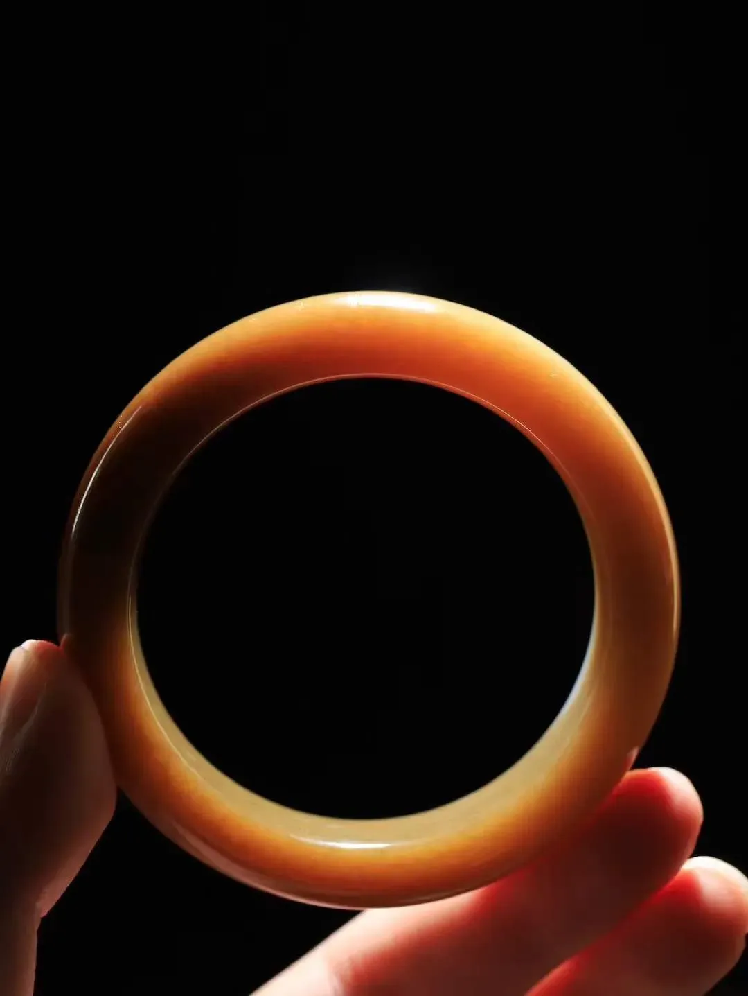 【暖玉生香·手镯】

精品和田玉糖白玉手镯，质地油润细腻，色泽高贵典雅，镯型古朴典雅。在诗情画意的雨巷相遇，你是我腕间的一抹风情，有你眸有深情，清风荡漾湖间静水，我愿俯身低眉，在烟波涟漪处，寻你深情倩影。内径53.5mm尺寸14.5-9.3mm重65.5克fDL-181052800