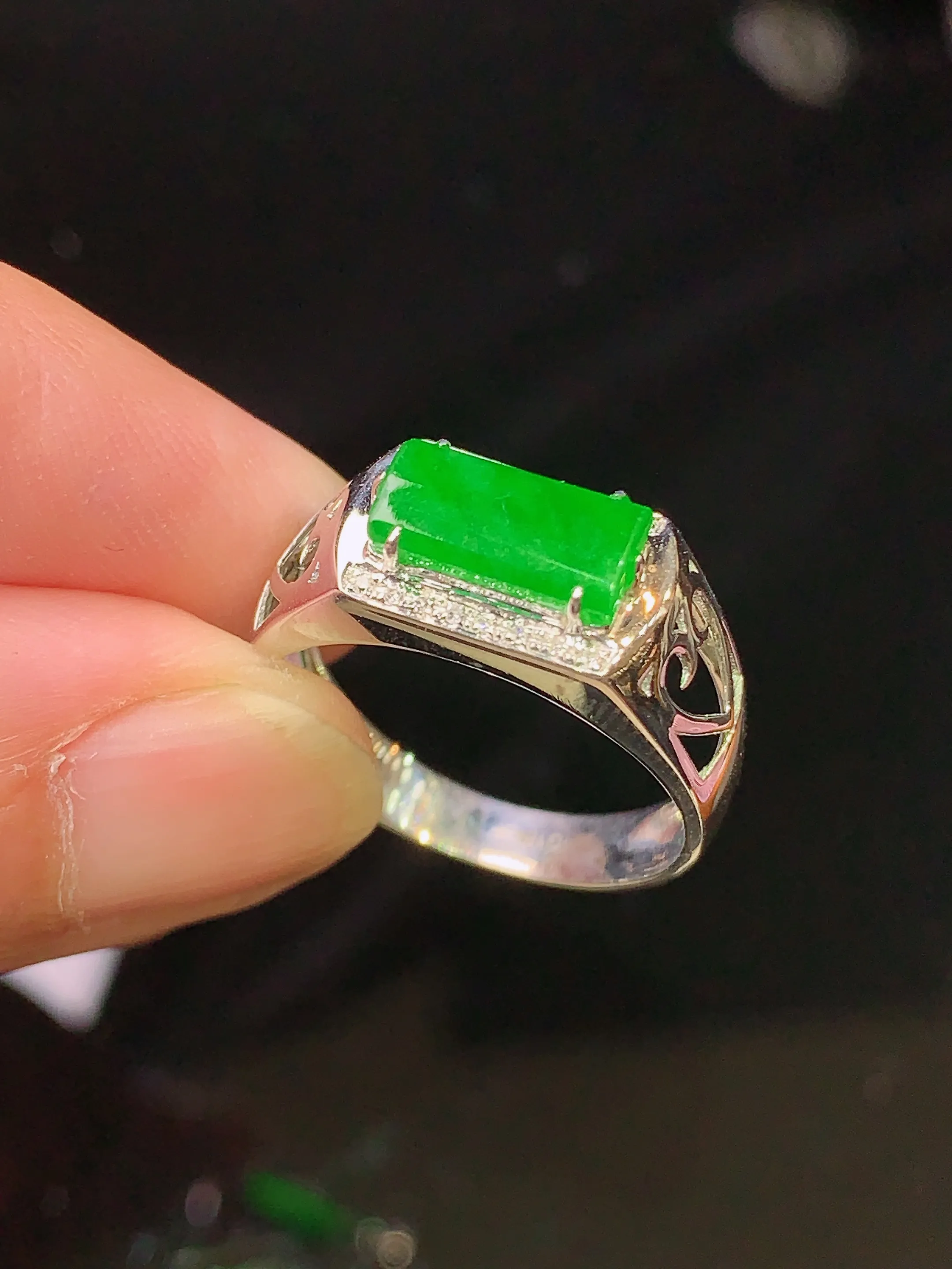 18k金钻镶嵌满绿玉柱戒指 玉质细腻 色泽艳丽 水润亮眼  圈口16 整体尺寸4.8*9.2*2