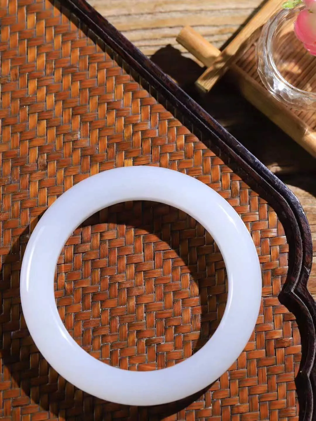 【柔情素语·手镯】

精品️和田玉白玉手镯，玉质细腻温润，手感舒适，️线条流畅，简约大气，美自天成，佩戴于腕间，婉约之美，举手投足间透出那份低调奢华，醉人心扉。重71克 内径圈口58mm  尺寸12-11.2mm   FDA-551072900