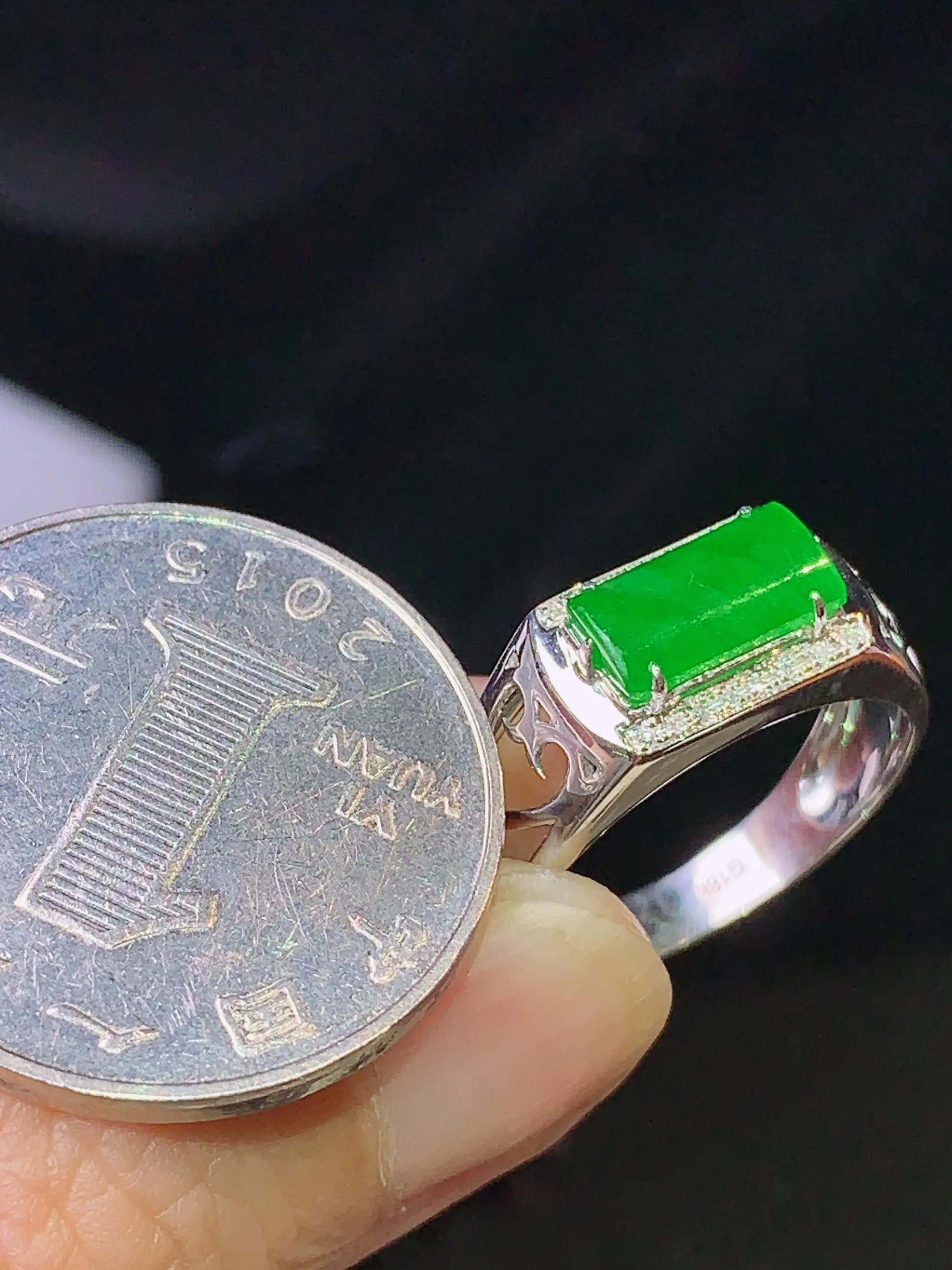 18k金钻镶嵌满绿玉柱戒指 玉质细腻 色泽艳丽 水润亮眼  圈口16 整体尺寸4.8*9.2*2