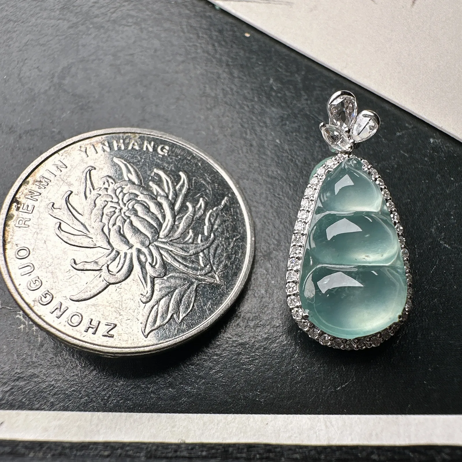 【冰种福豆吊坠】天空蓝老料，起钢光，种地上乘，冰感十足，通透起光，饱满圆润，收藏品质，18k金钻镶嵌，裸石尺寸16*9.3*4.3毫米