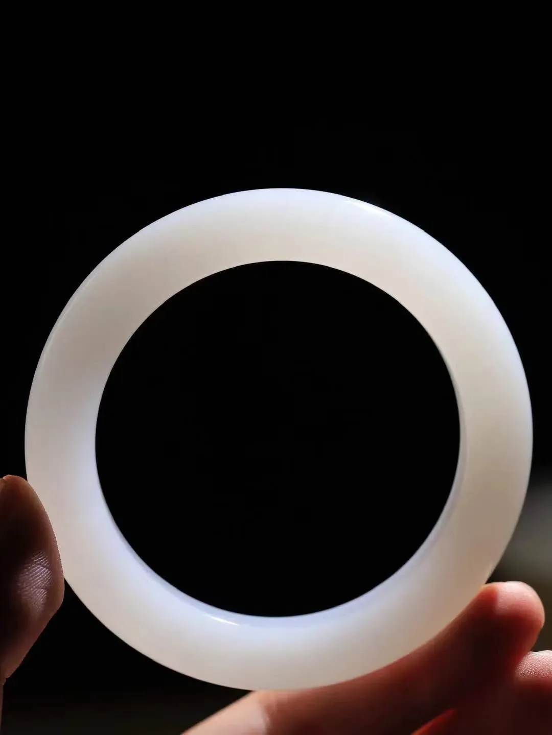 【柔情素语·手镯】

精品️和田玉白玉手镯，玉质细腻温润，手感舒适，️线条流畅，简约大气，美自天成，佩戴于腕间，婉约之美，举手投足间透出那份低调奢华，醉人心扉。重71克 内径圈口58mm  尺寸12-11.2mm   FDA-551072900