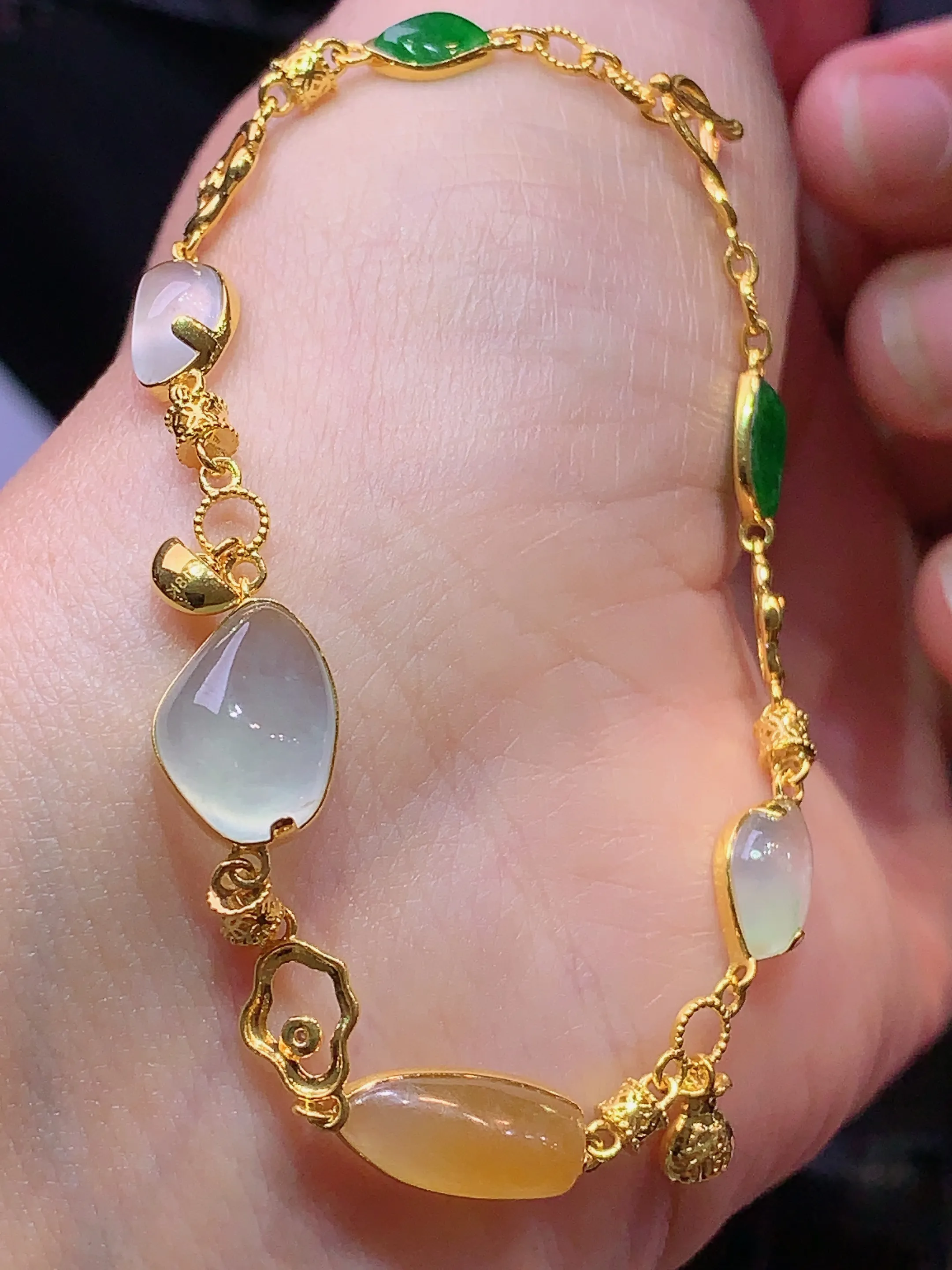 18k金钻镶嵌冰种随形手链 玉质细腻 色泽艳丽 水润亮眼  裸石尺寸12*8.8*5