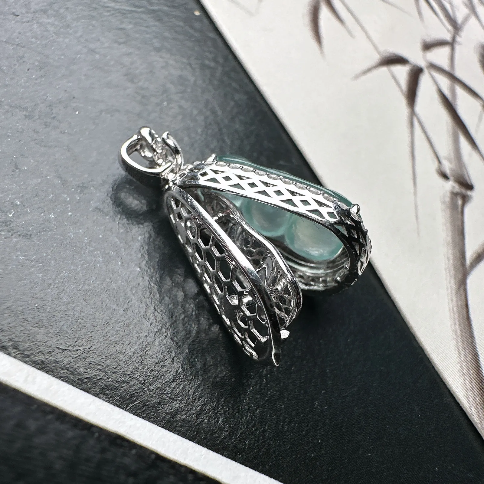 【冰种福豆吊坠】天空蓝老料，起钢光，种地上乘，冰感十足，通透起光，饱满圆润，收藏品质，18k金钻镶嵌，裸石尺寸16*9.3*4.3毫米