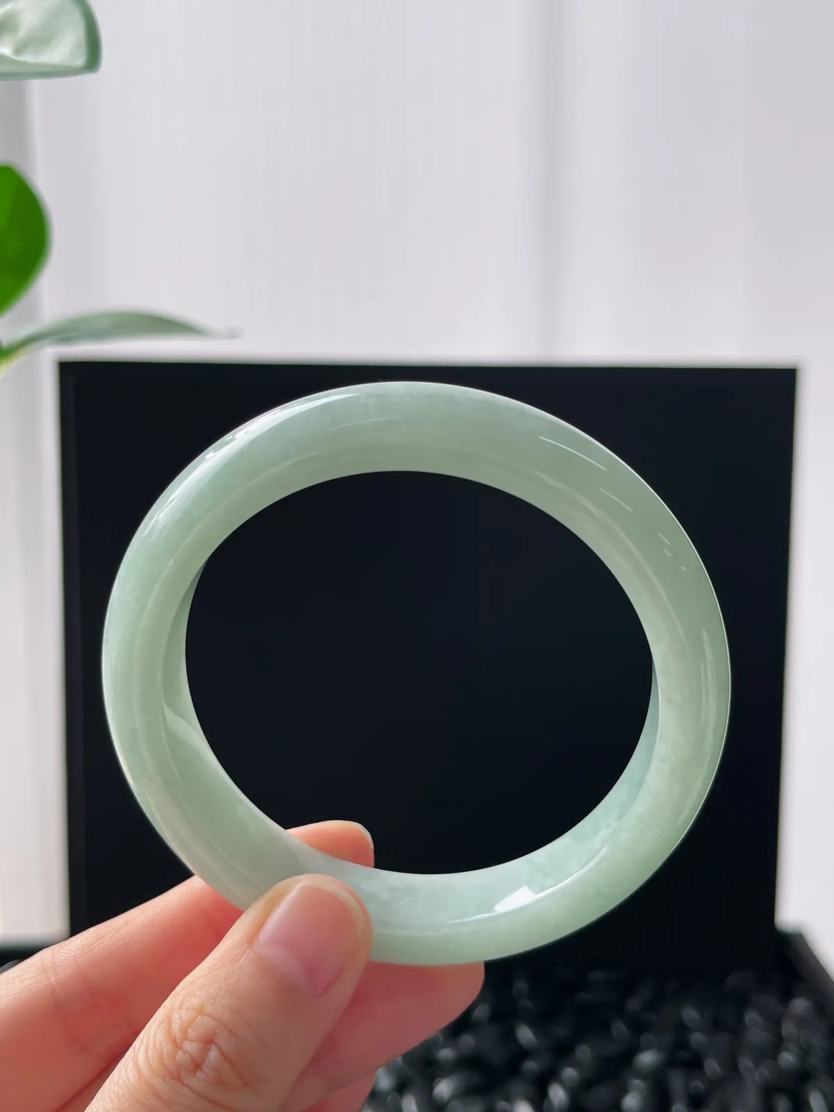 正圈56.6圈口，翡翠糯化种飘绿手镯