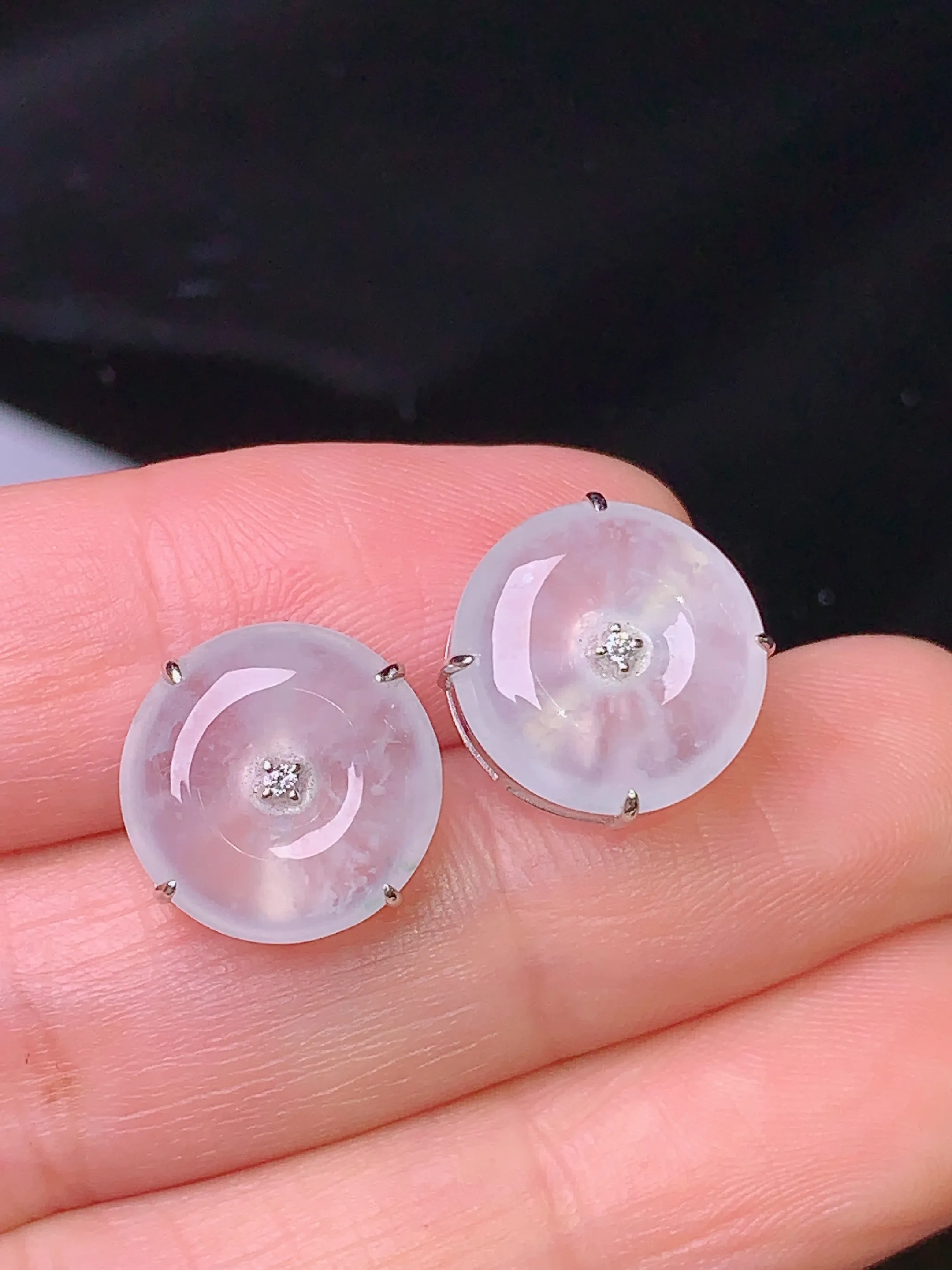 18k金镶嵌冰种平安扣耳钉 玉质细腻 色泽艳丽 水润亮眼  整体尺寸12.3*5.2