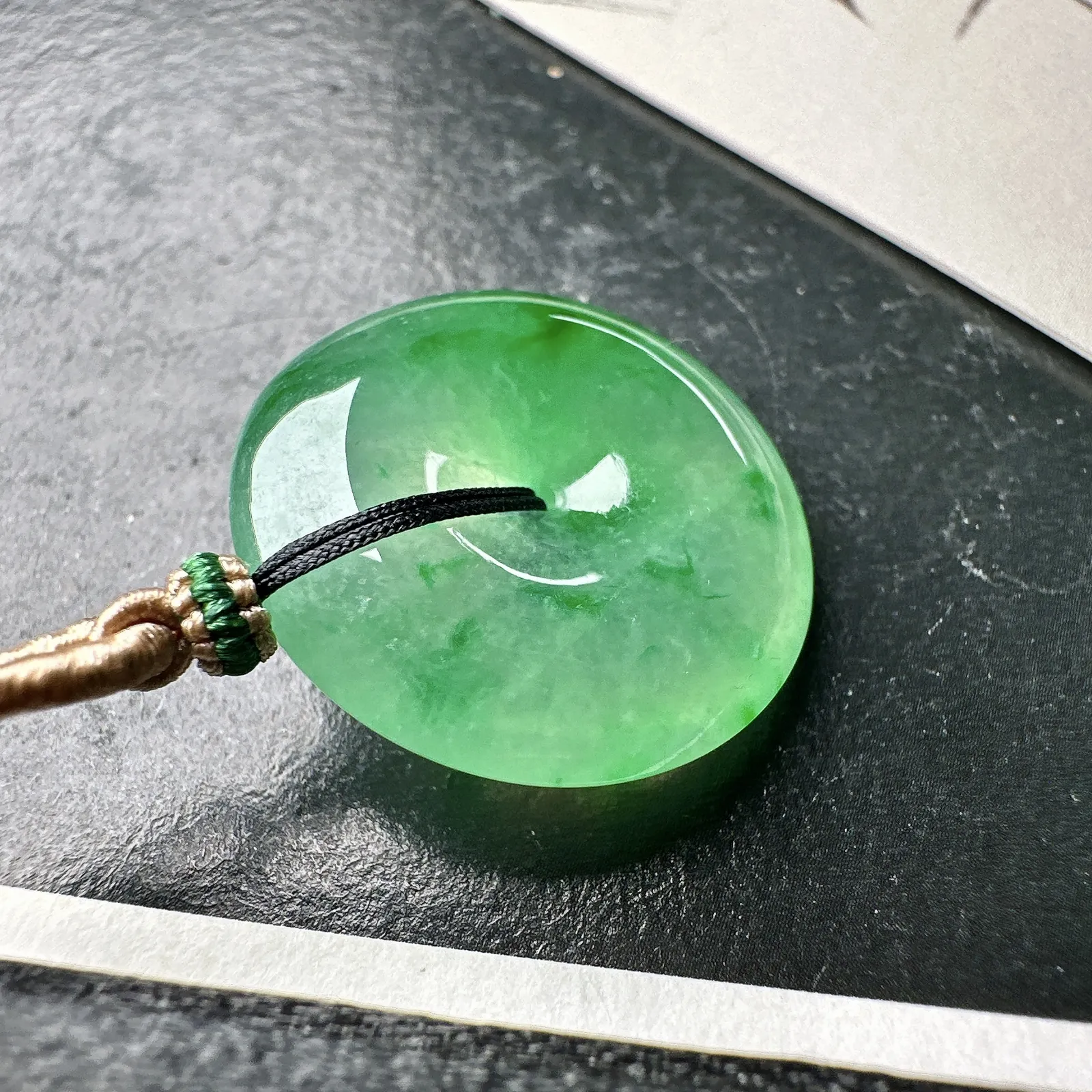 【冰种金丝绿平安扣】质地非常细腻，冰润十足，种老冰透，收藏品质。