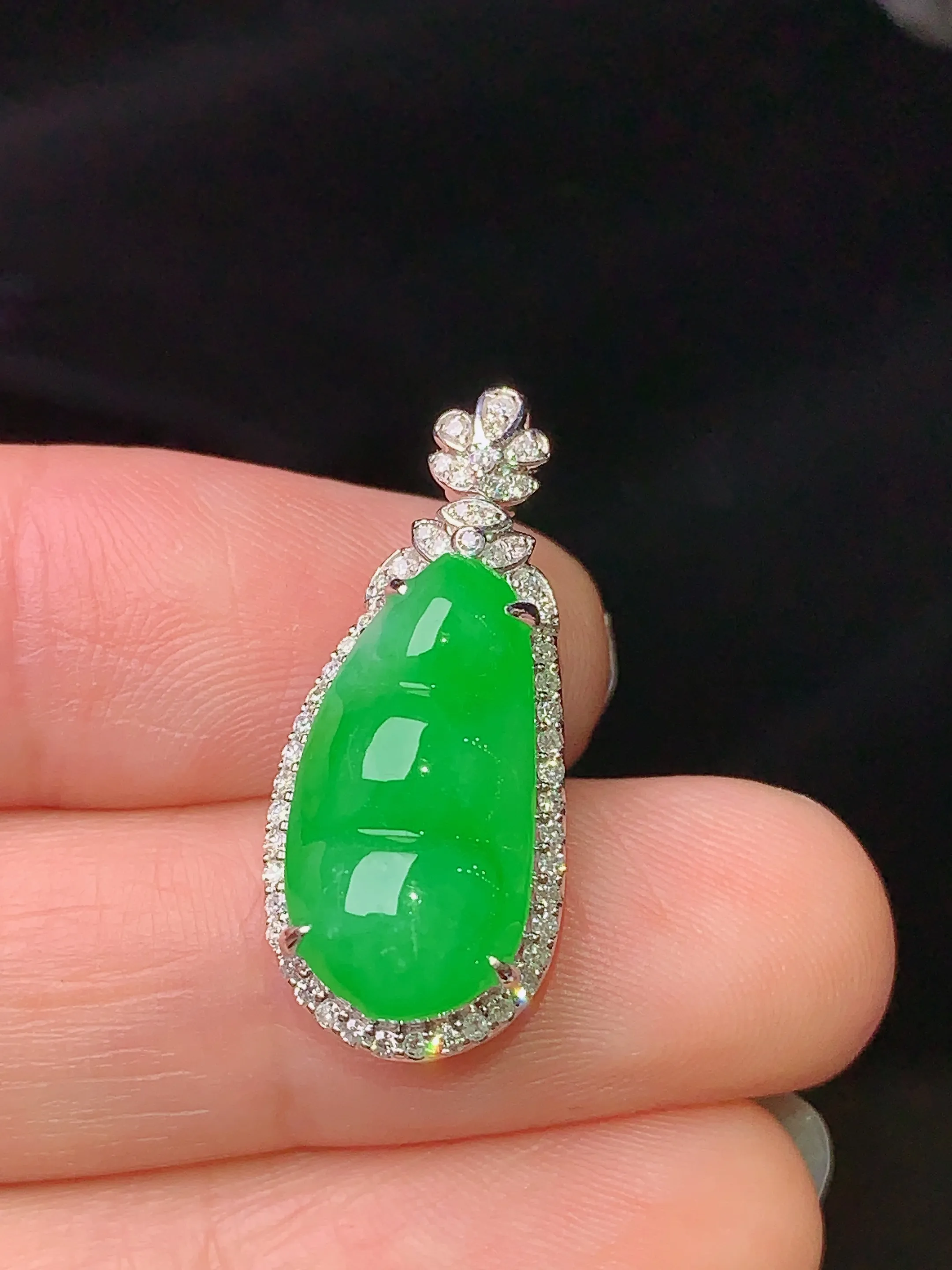 18k金钻镶嵌满绿四季豆吊坠 玉质细腻 色泽艳丽 水润亮眼  整体尺寸25.7*11*8.2