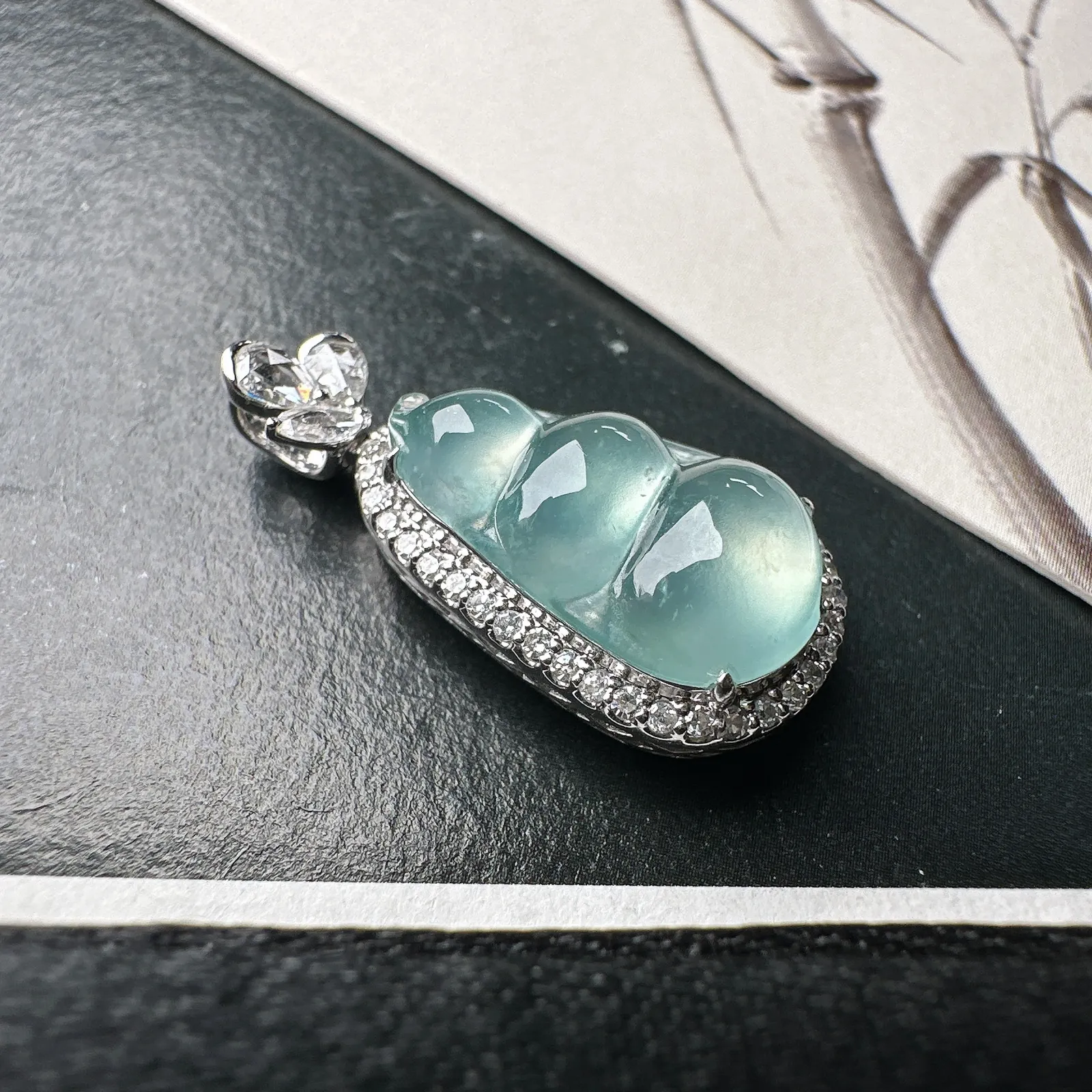 【冰种福豆吊坠】天空蓝老料，起钢光，种地上乘，冰感十足，通透起光，饱满圆润，收藏品质，18k金钻镶嵌，裸石尺寸16*9.3*4.3毫米