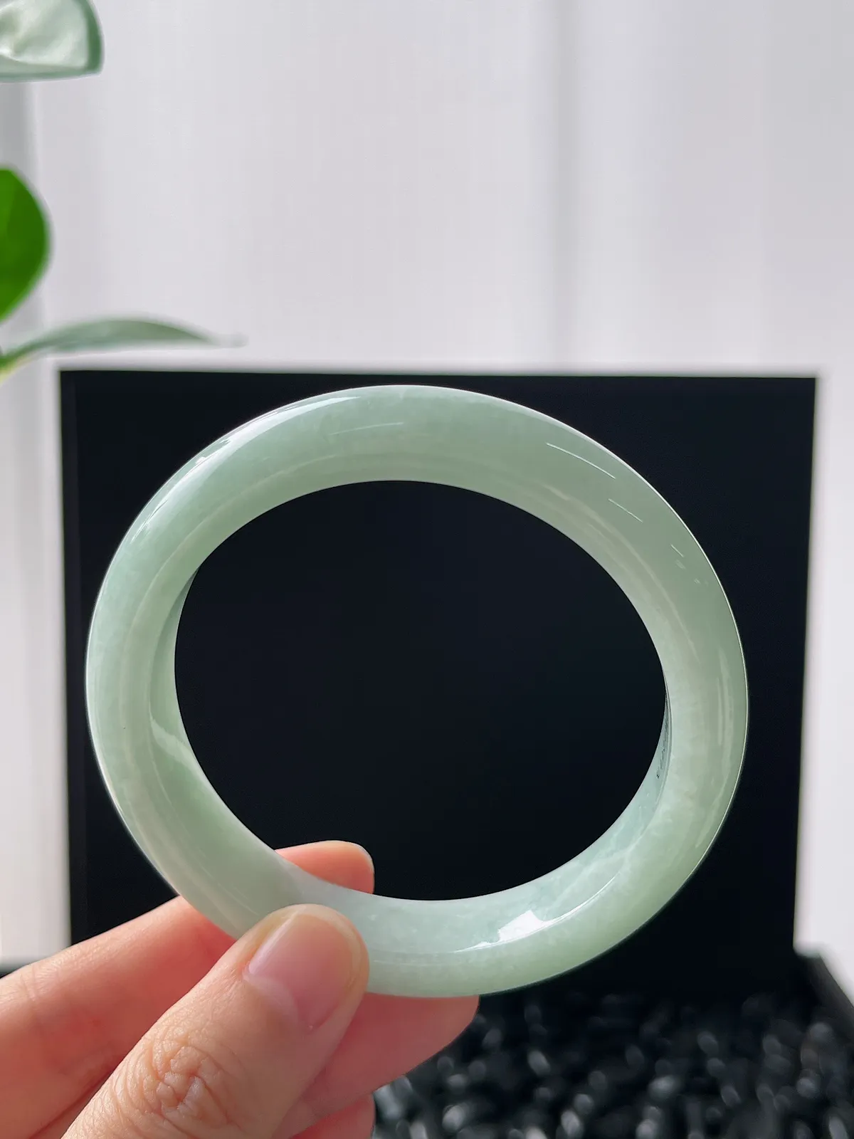 正圈56.6圈口，翡翠糯化种飘绿手镯