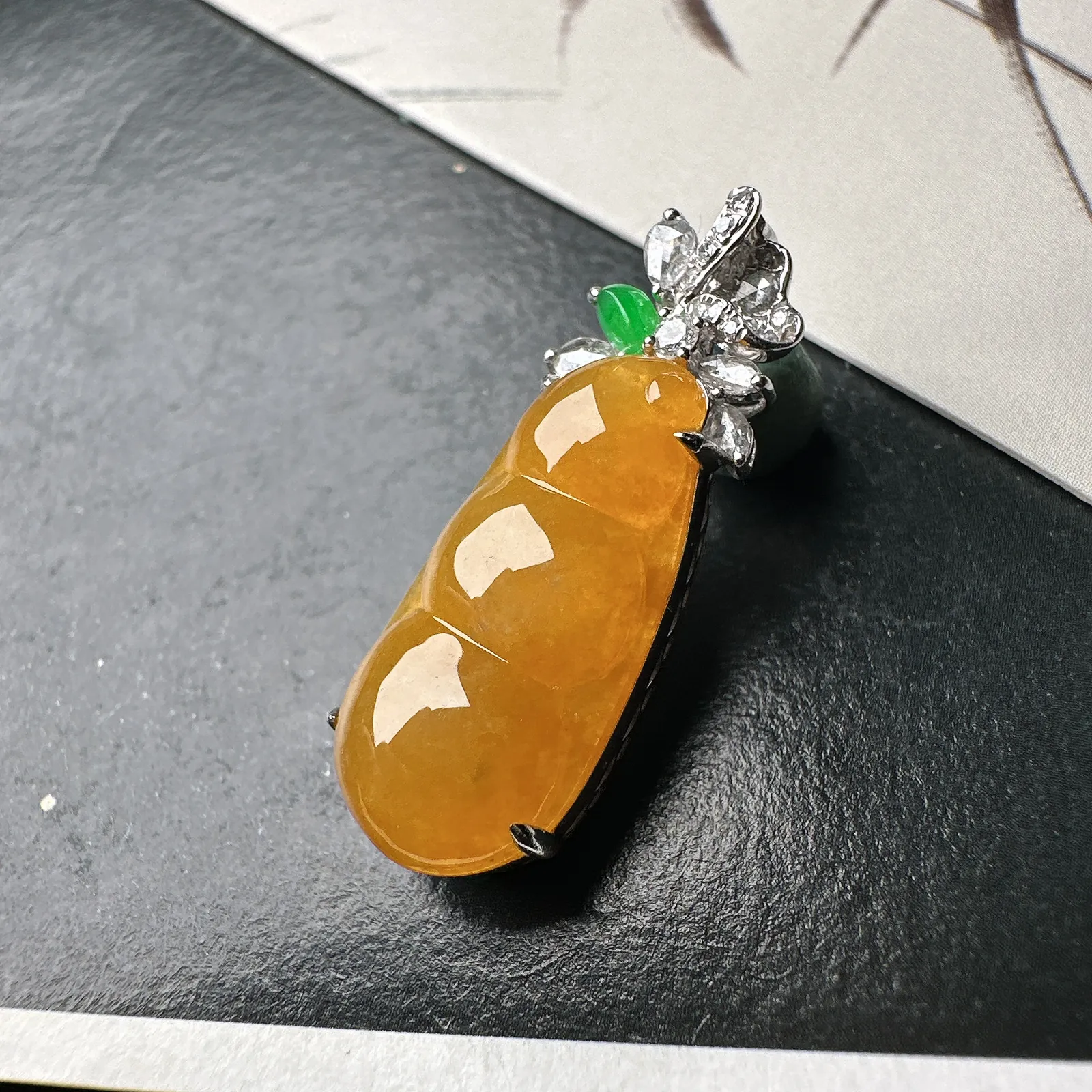 【冰种黄翡福豆吊坠】质地细腻，冰感十足，晶莹透亮，18K金钻镶嵌，裸石尺寸20.7*10.5*4.5毫米