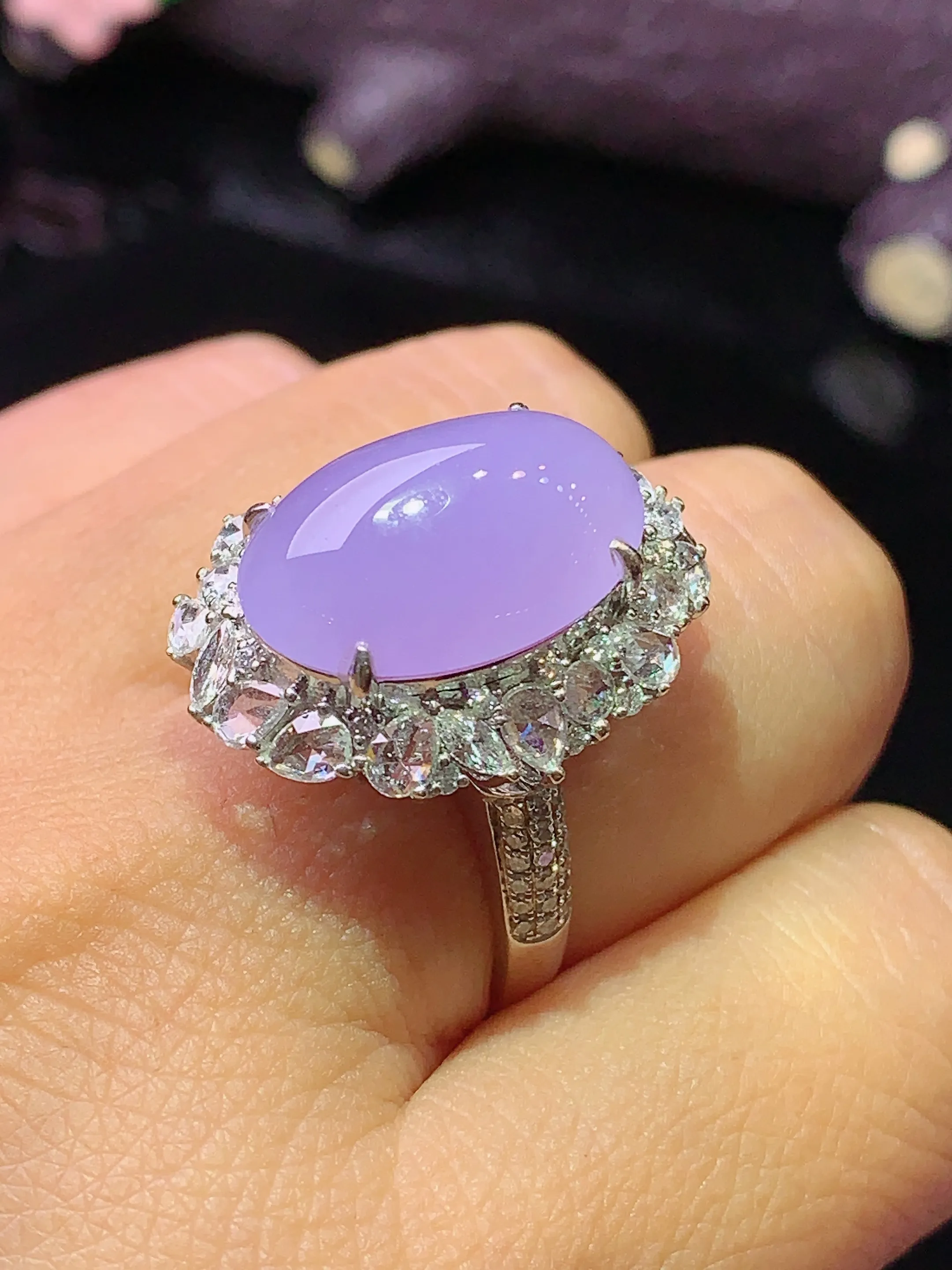 18k金钻镶嵌紫罗兰蛋面戒指 玉质细腻 色泽艳丽 水润亮眼  圈口14.5 整体尺寸30.3*19.2*14