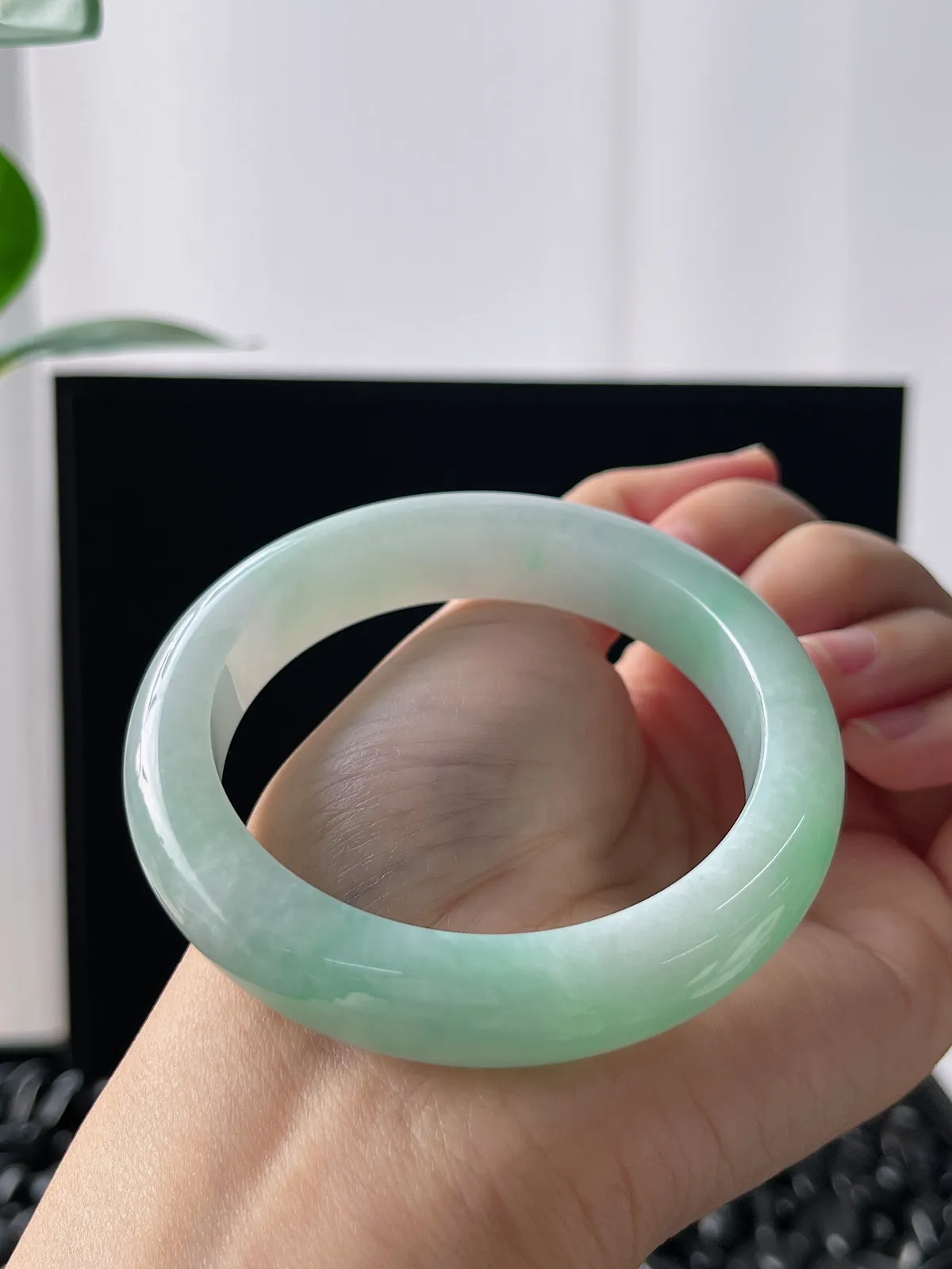 正圈55圈口，翡翠糯化种淡绿色手镯