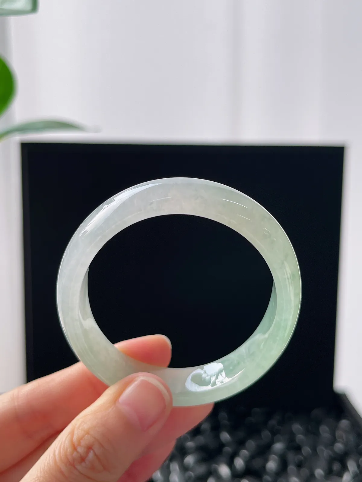 贵妃镯52圈口，翡翠冰糯种飘绿手镯