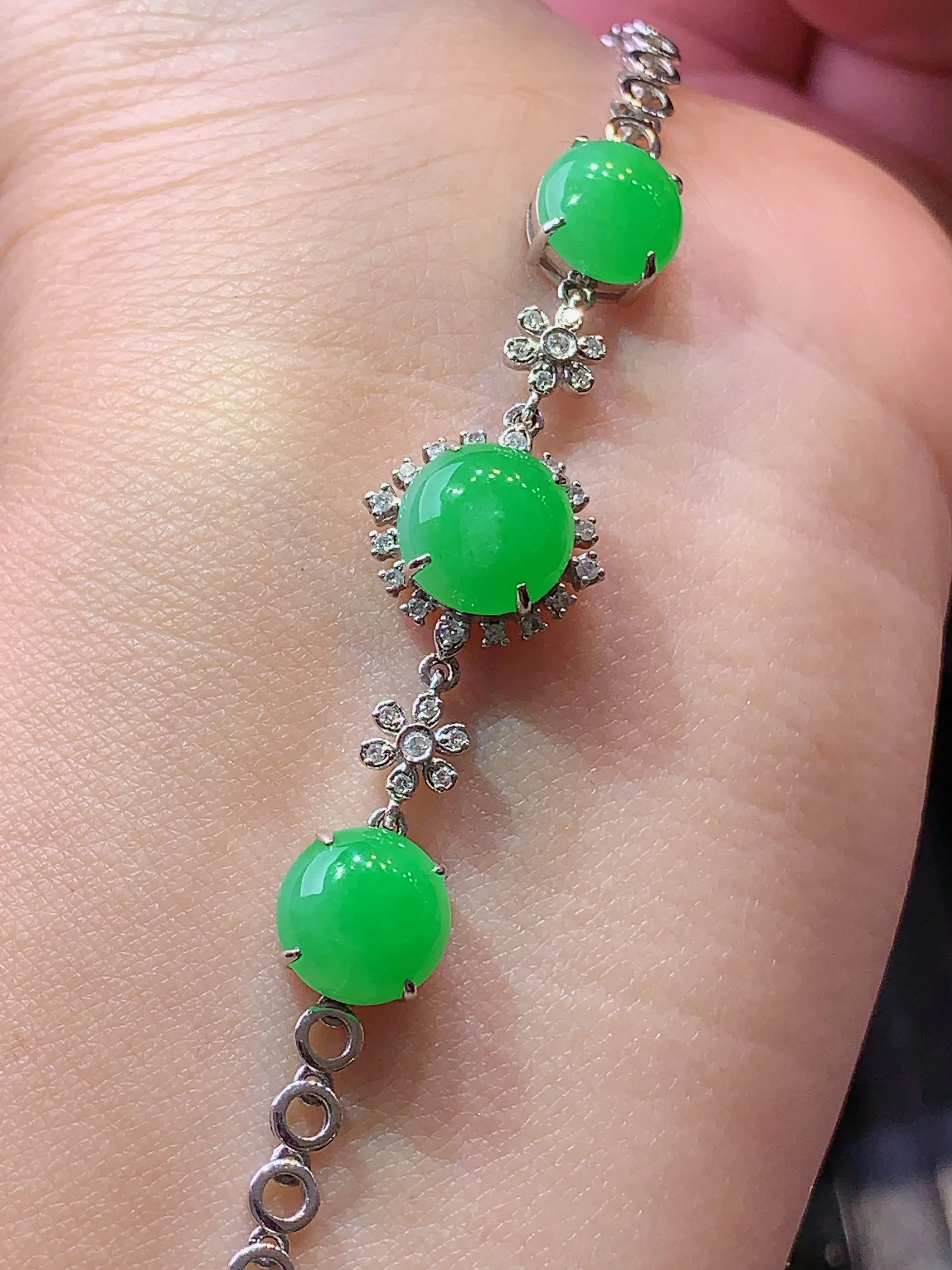 18k金钻镶嵌翠绿蛋面手链 玉质细腻 色泽艳丽 水润亮眼  整体尺寸48*12.6*6.8