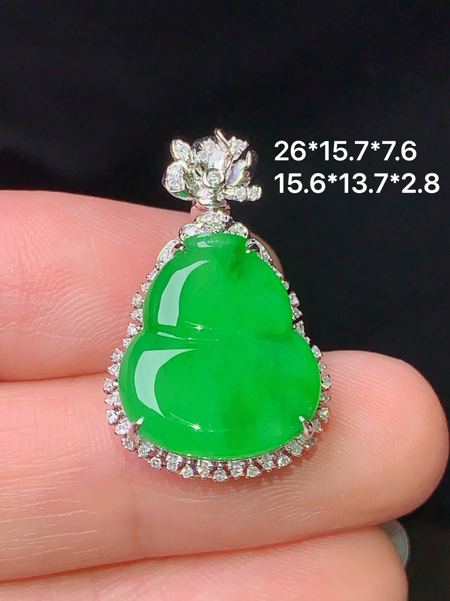 18k金钻镶嵌满绿葫芦吊坠 玉质细腻 色泽艳丽 水润亮眼  整体尺寸26*15.7*7.6