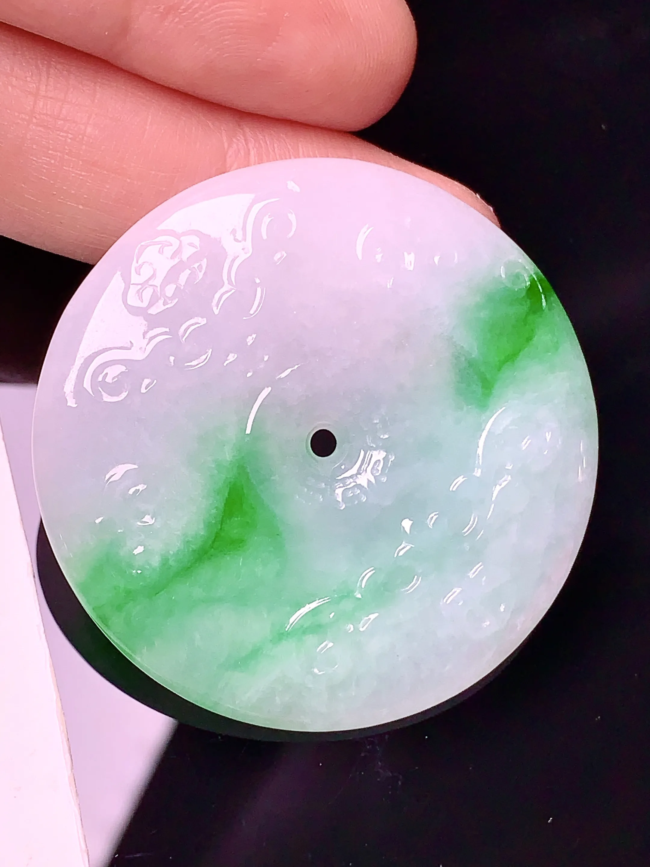 飘绿雕花平安扣吊坠 玉质细腻 色泽艳丽 水润亮眼  整体尺寸39.8*5.8