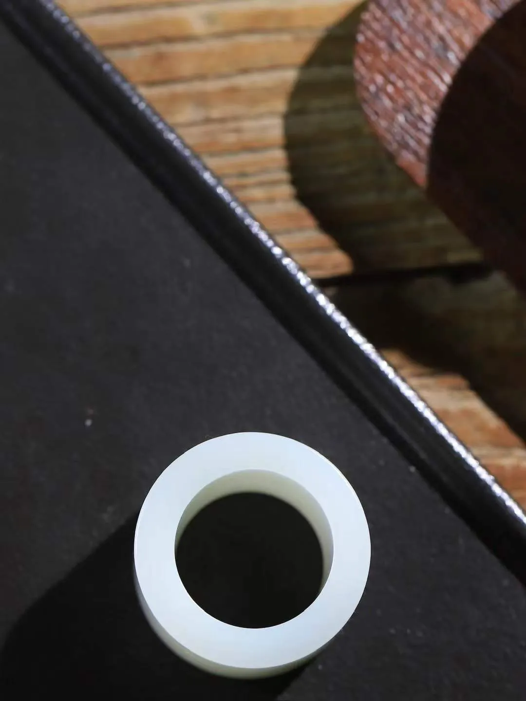 （古韵.扳指）

精品和田玉白玉扳指，玉质温润，油润感十足， 整器古韵生辉。优雅高贵。运筹帷幄于掌中，决胜于千里之外。重31.6克   圈口22mm  尺寸22.5-5.8mm  231052933A