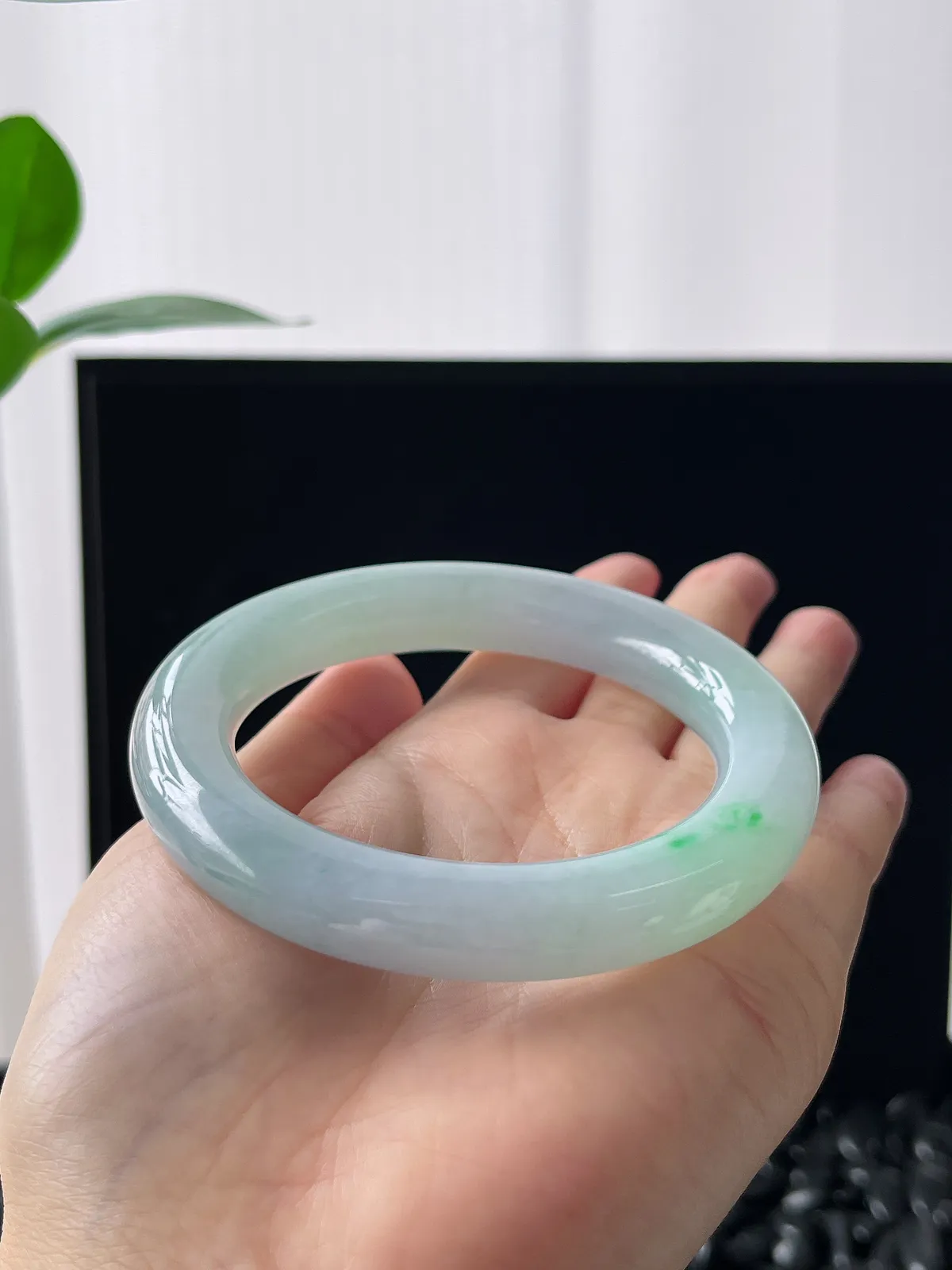 圆镯57.3圈口，翡翠冰糯飘花大圆条手镯